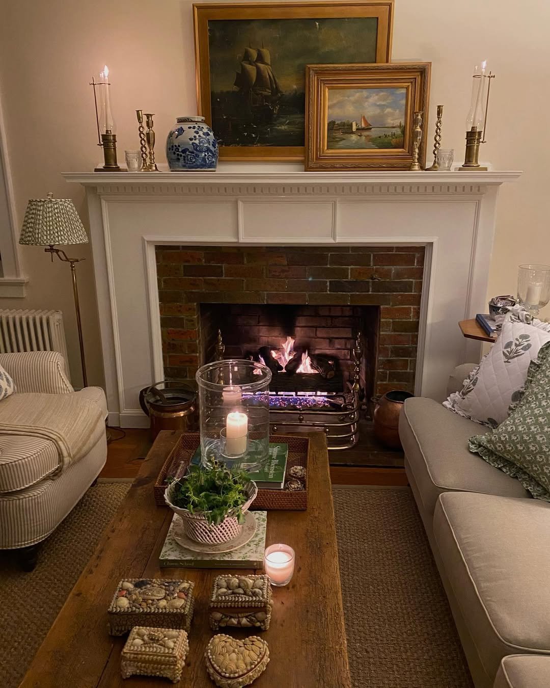 10 Ideas for a Classic Cozy Mantel