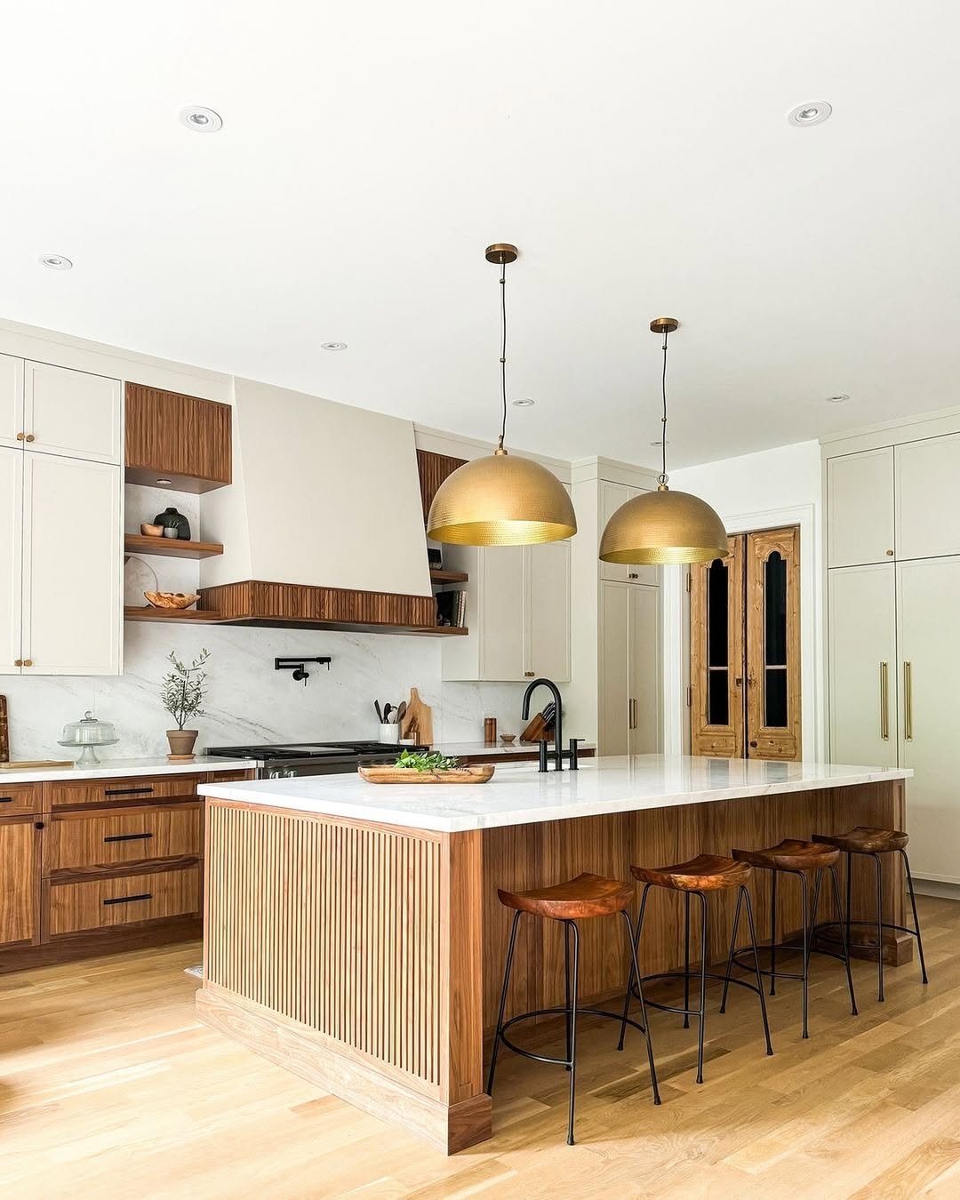 11 Contrast Islands with a Modern Style