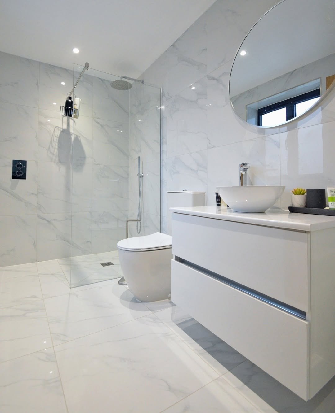 11 Marble Bathroom Designs With a Seamless Look