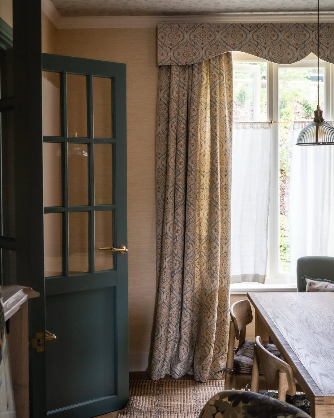 11 Patterned Heritage Valance and Curtain Arrangements