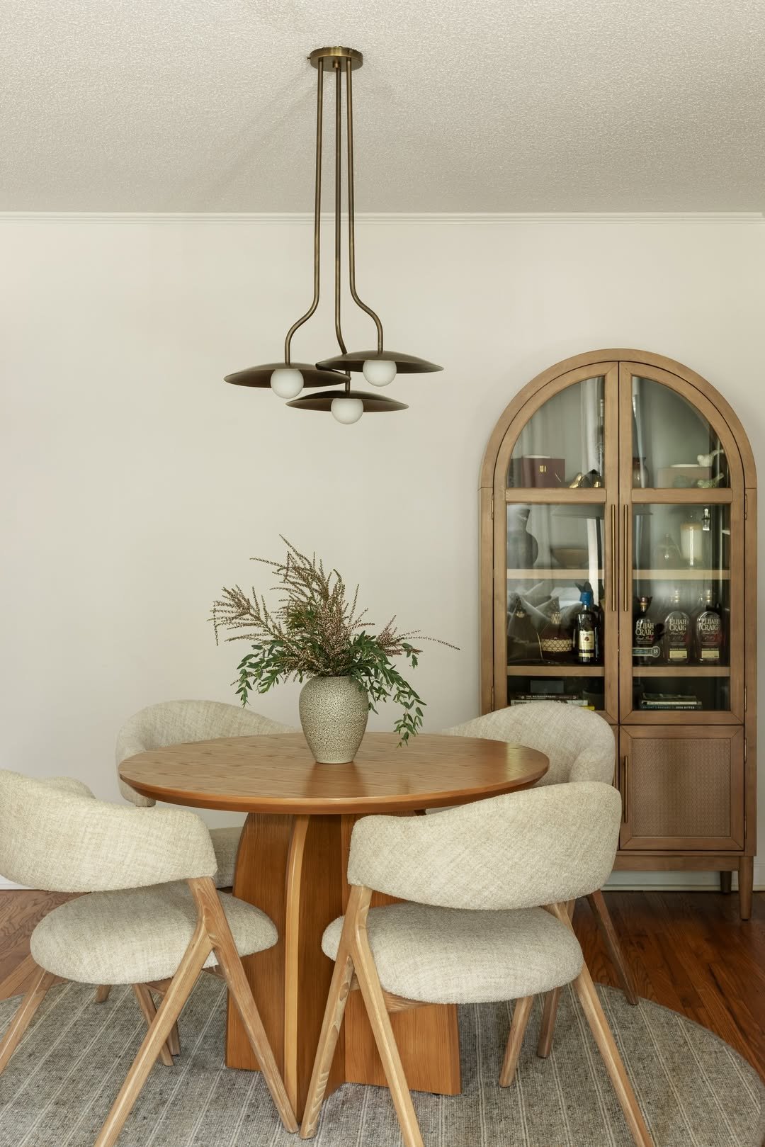 11 Warm Minimal Dining Setups