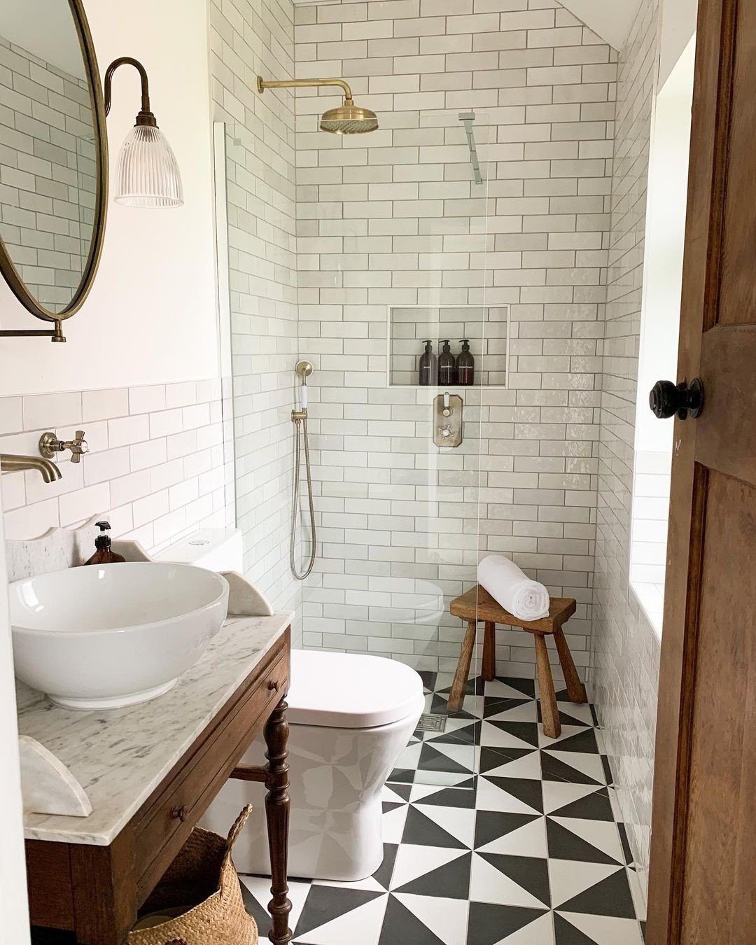 12 Classic Graphic Bathroom