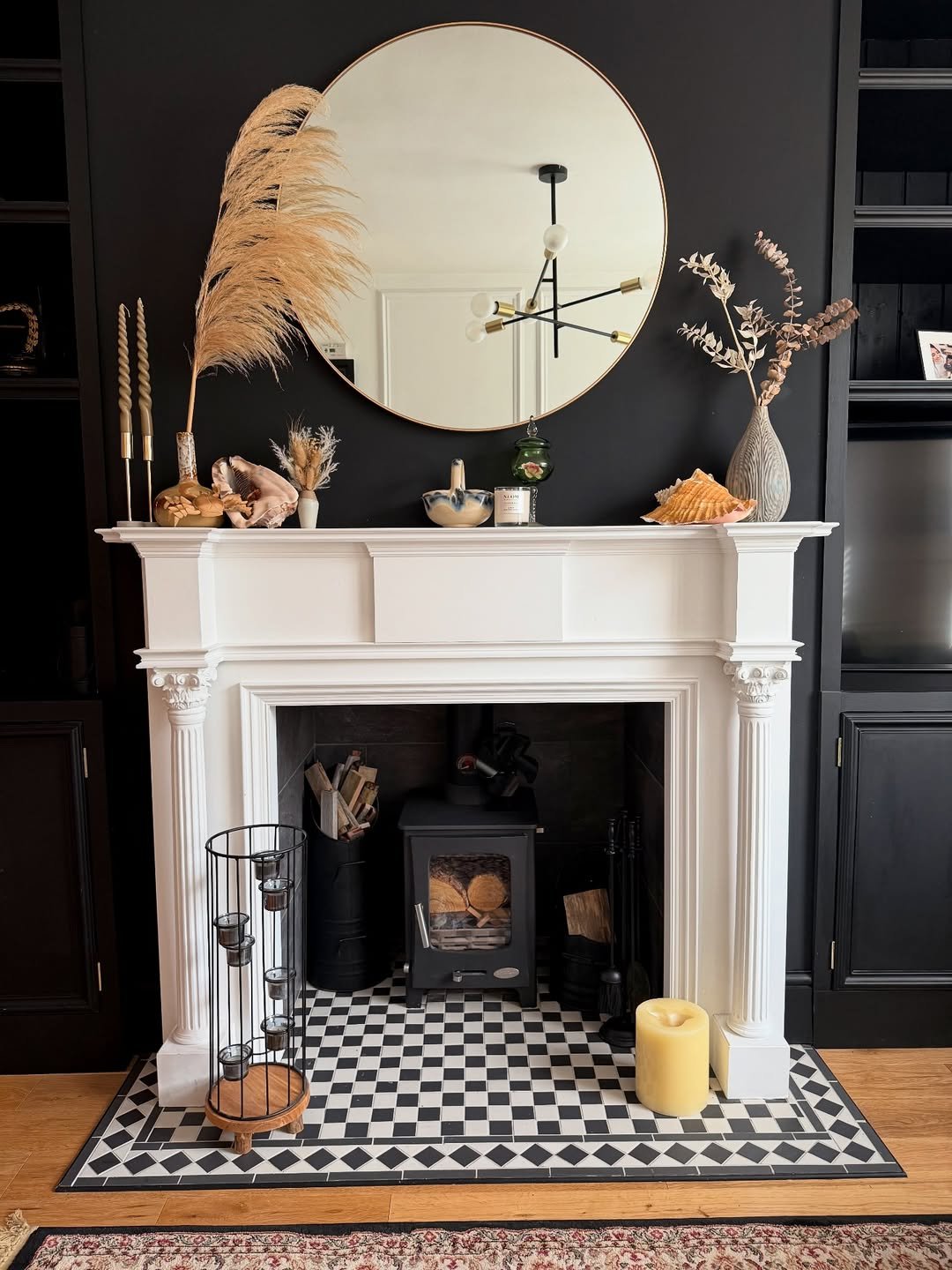 13 Minimal Mantel Arrangements in a Modern Organic Style