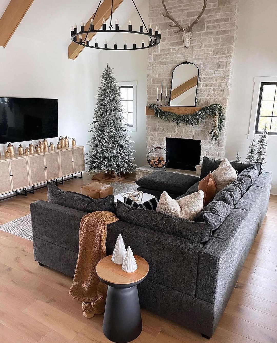 14 Cozy Contrast With Rustic Style