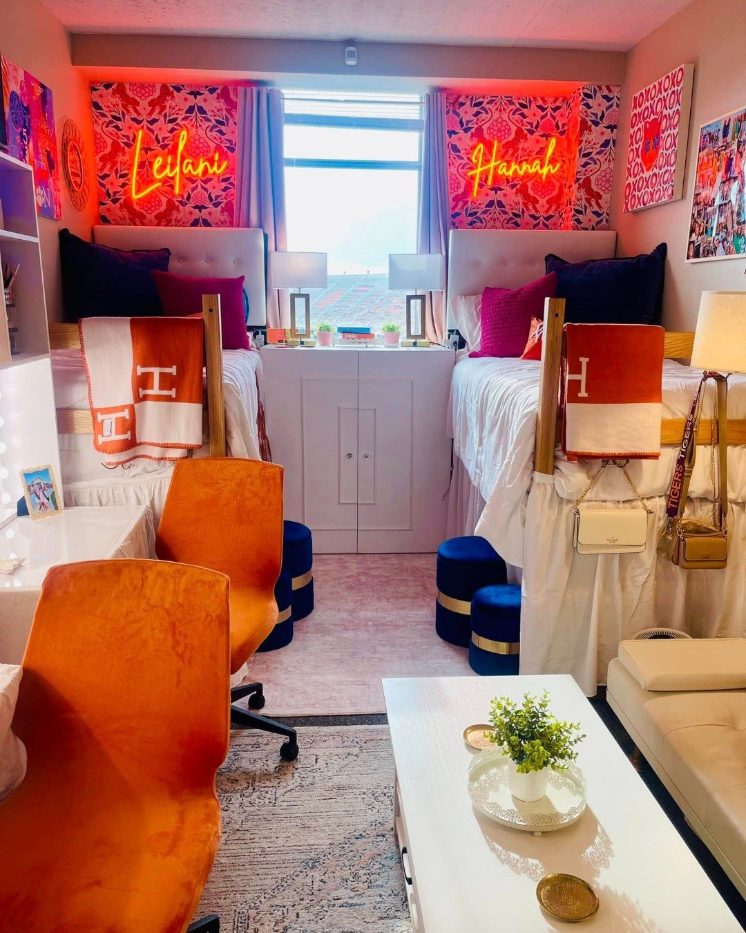 16 Maximalist Crimson Bedroom Suite