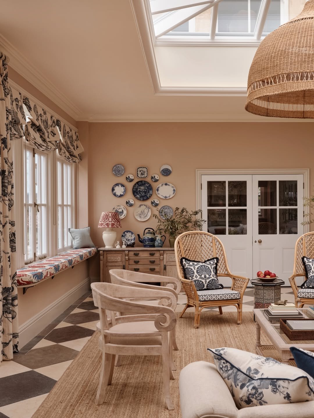 17 Layered English Cottage Interiors