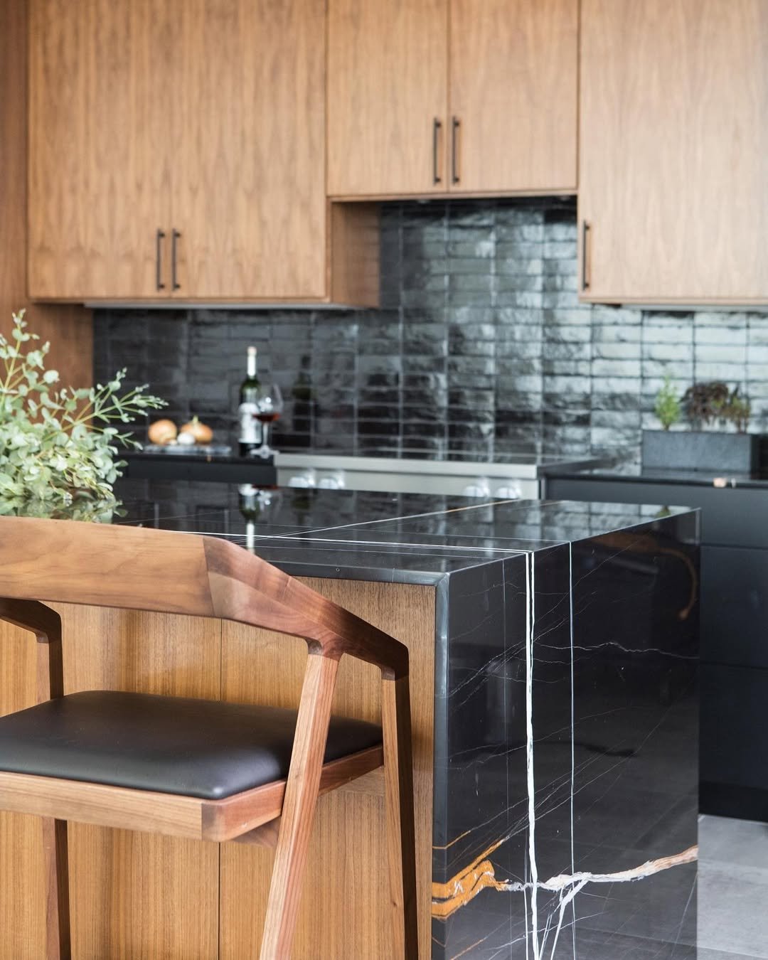 18 Edges with Black Marble