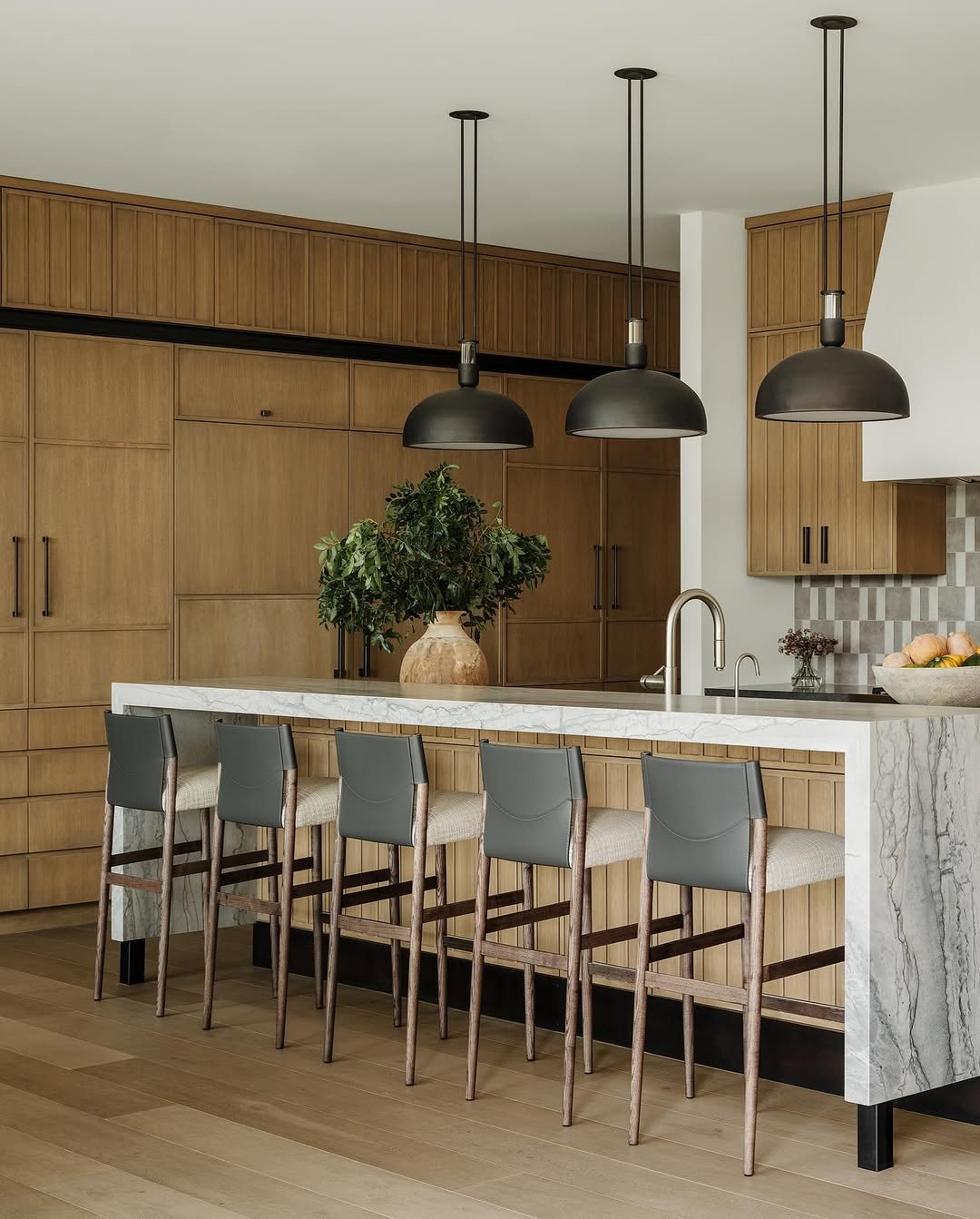 18 Soft Contrast Kitchen Designs