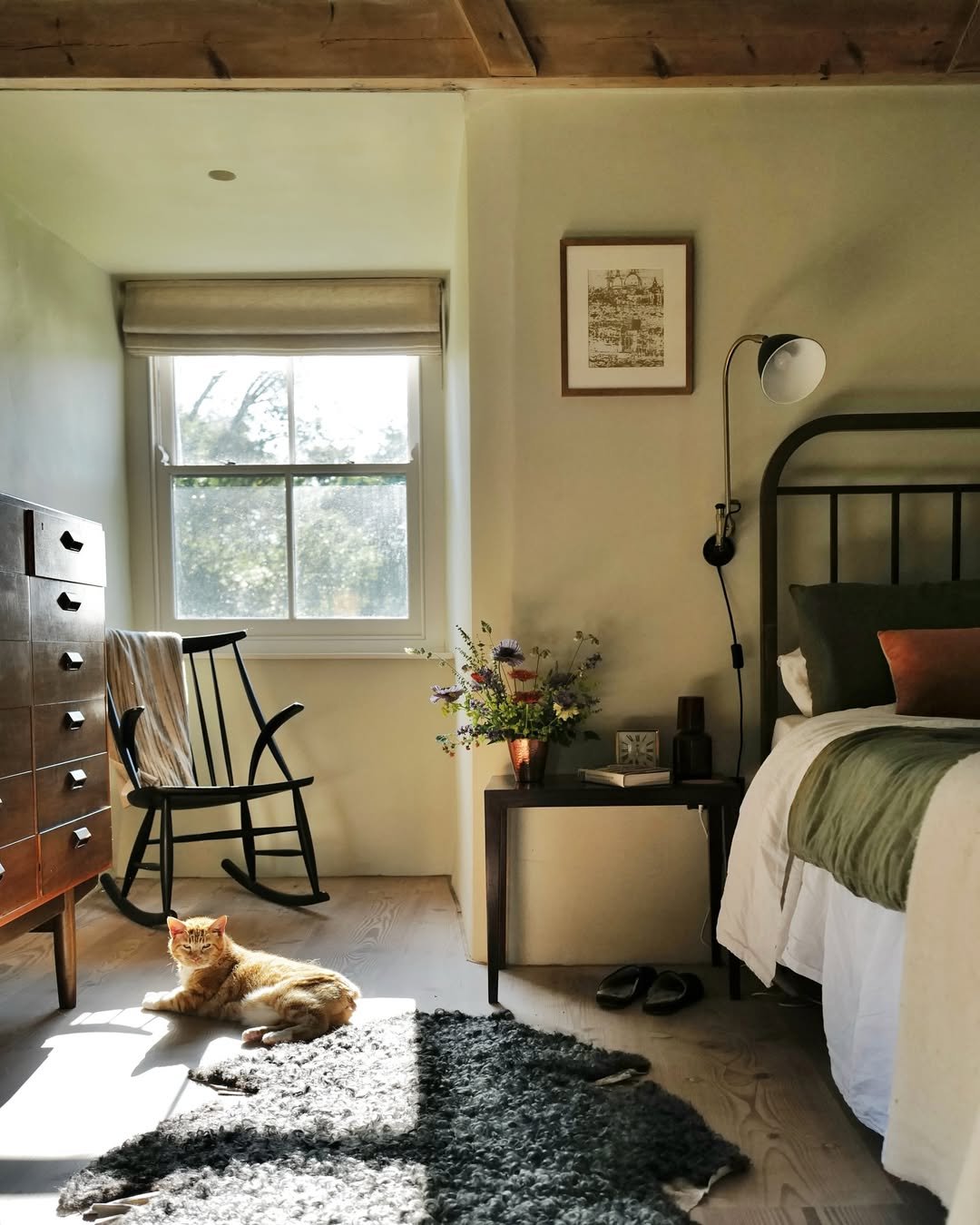 19 Calm Sunlit Farmhouse Spaces