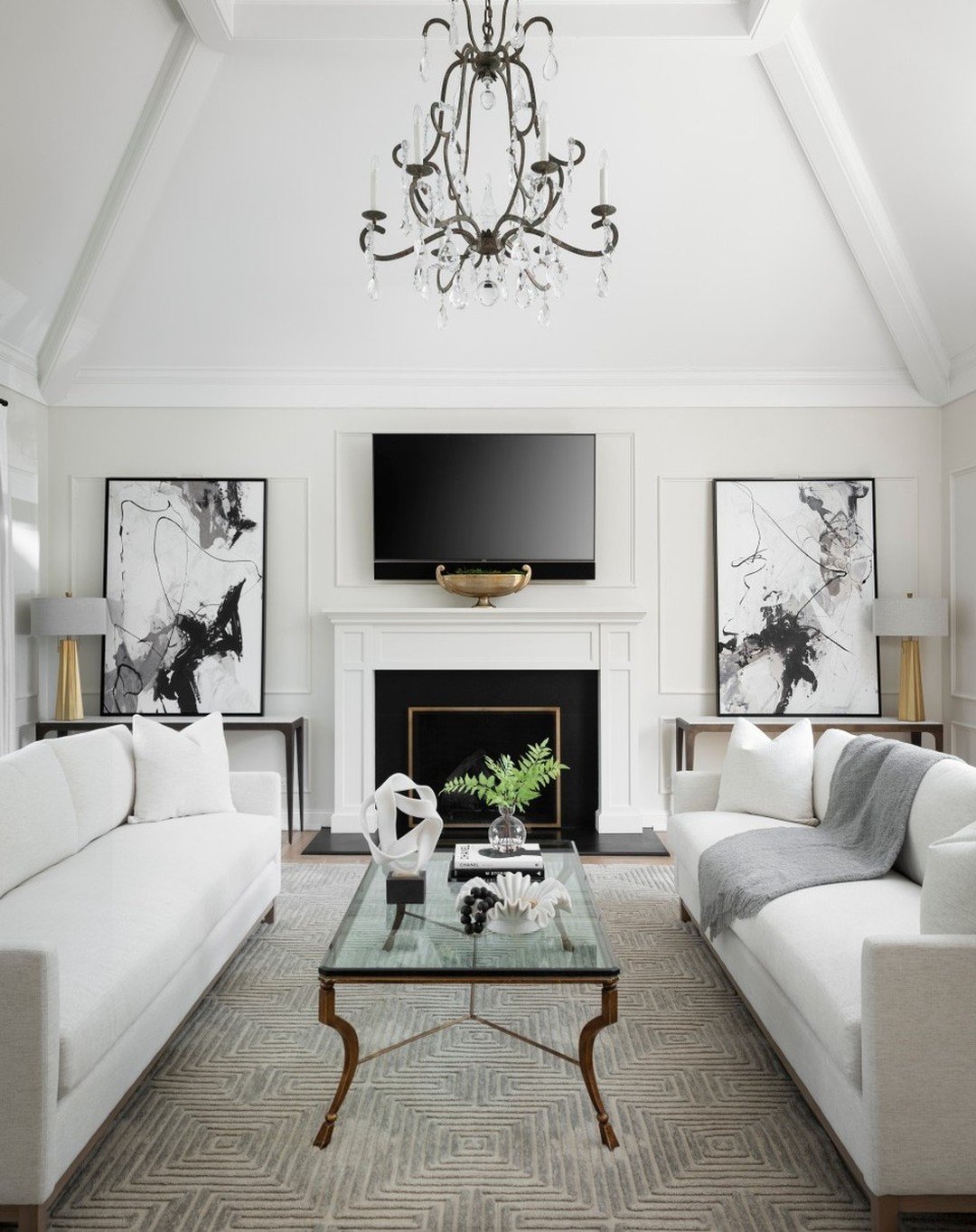19 Crisp and Sophisticated Black and White Examples