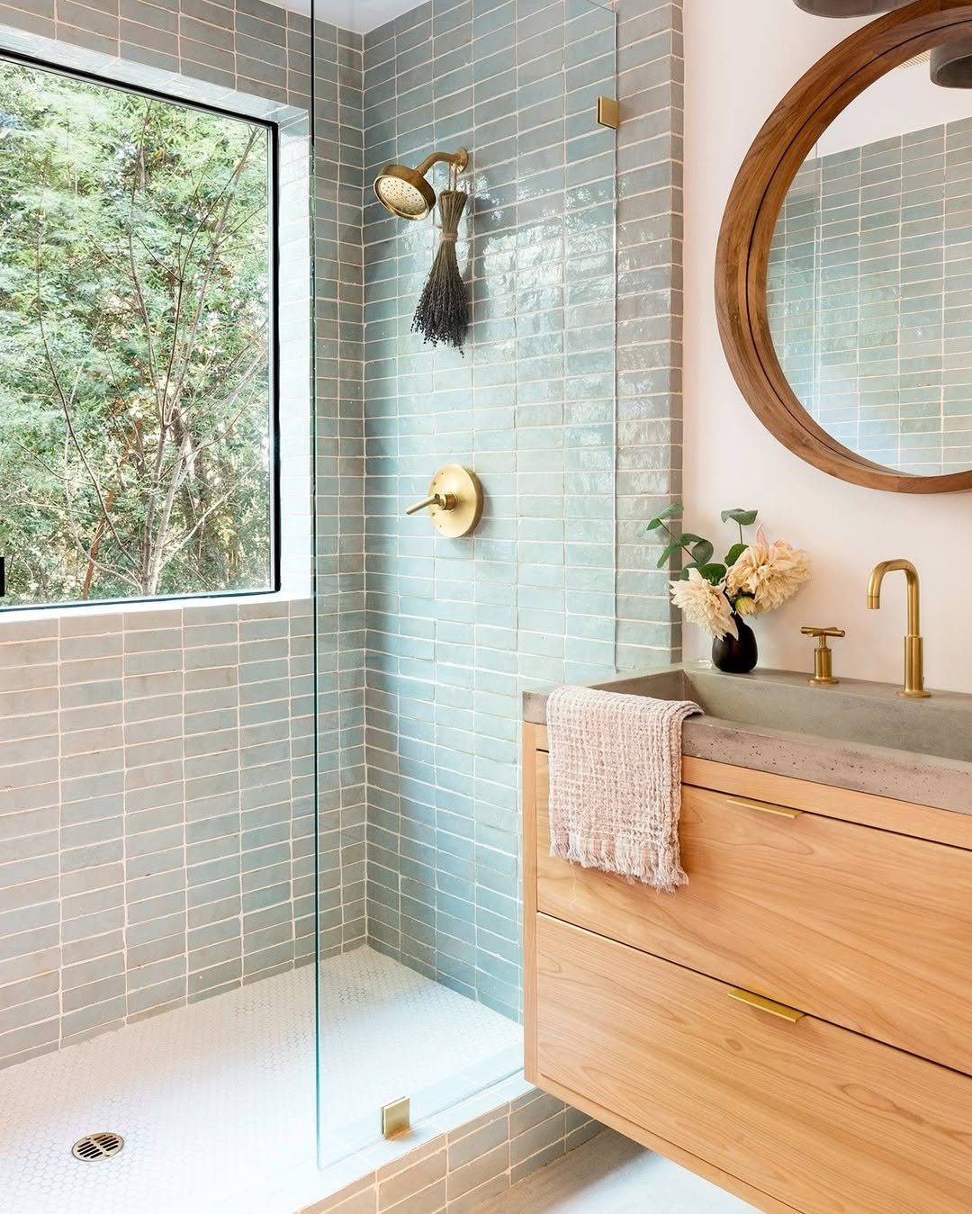 19 Soft Serene Blue Tile Bathroom Ideas
