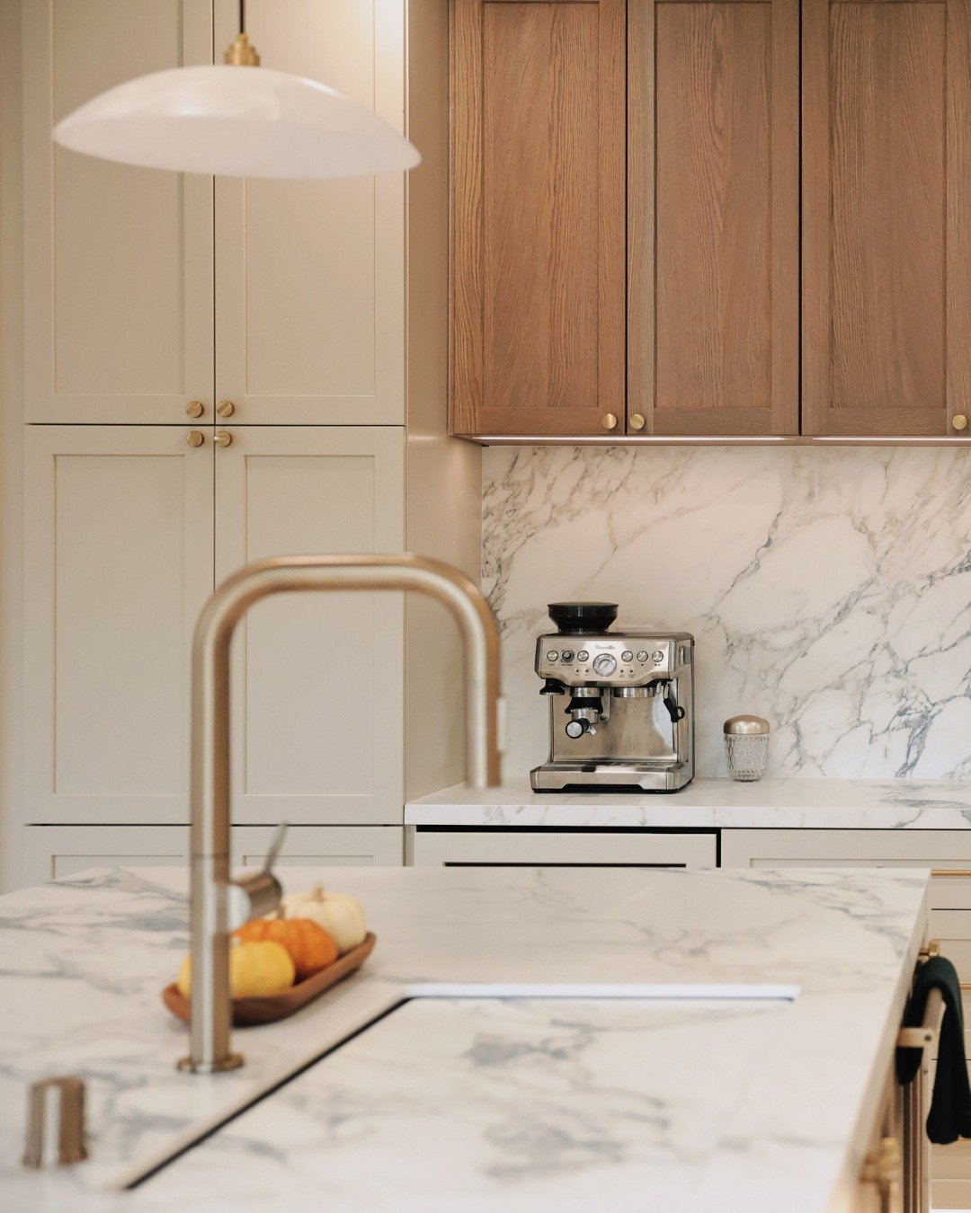 2 Coffee Corners with Warm Veining