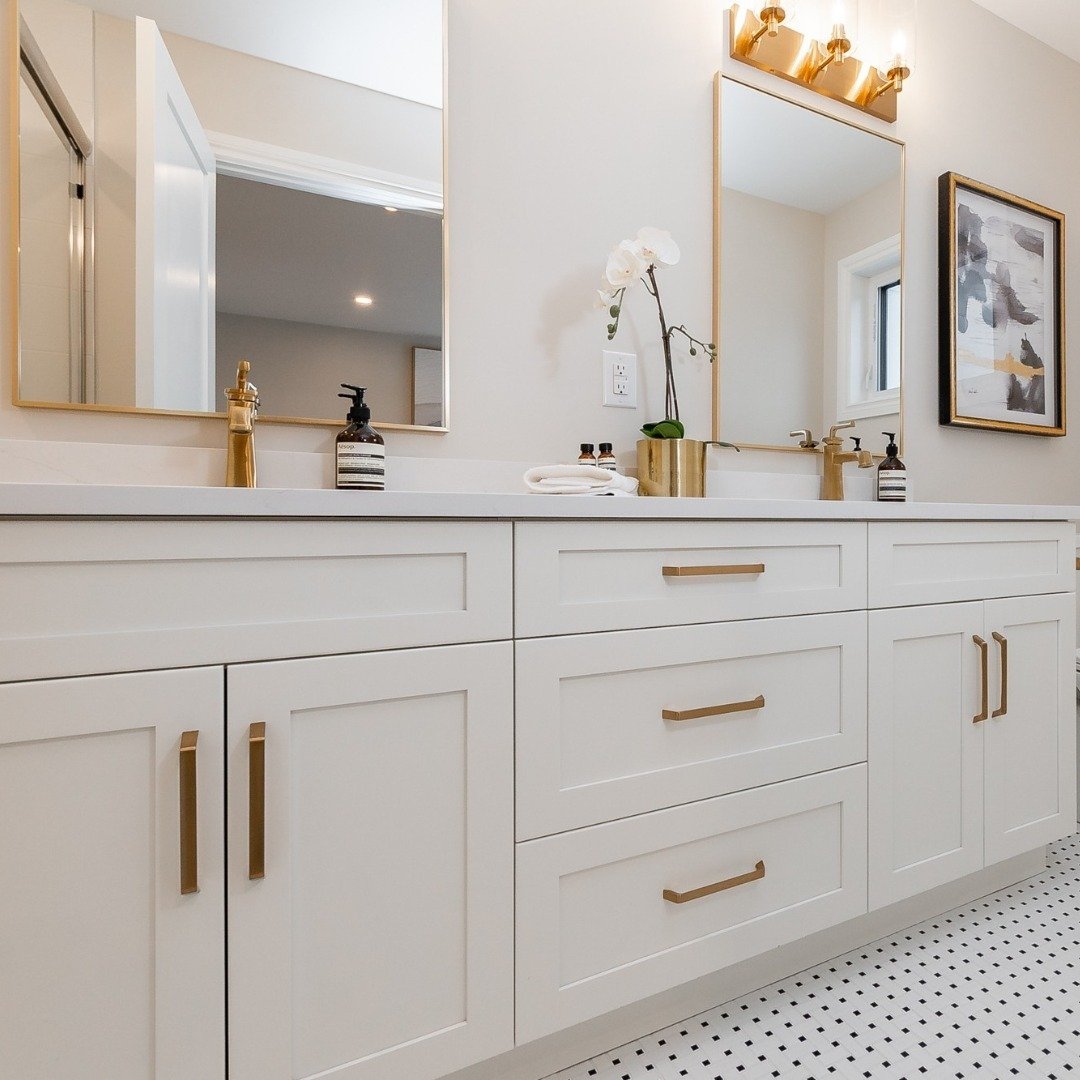 21 Classic Bathroom With Gold Accents