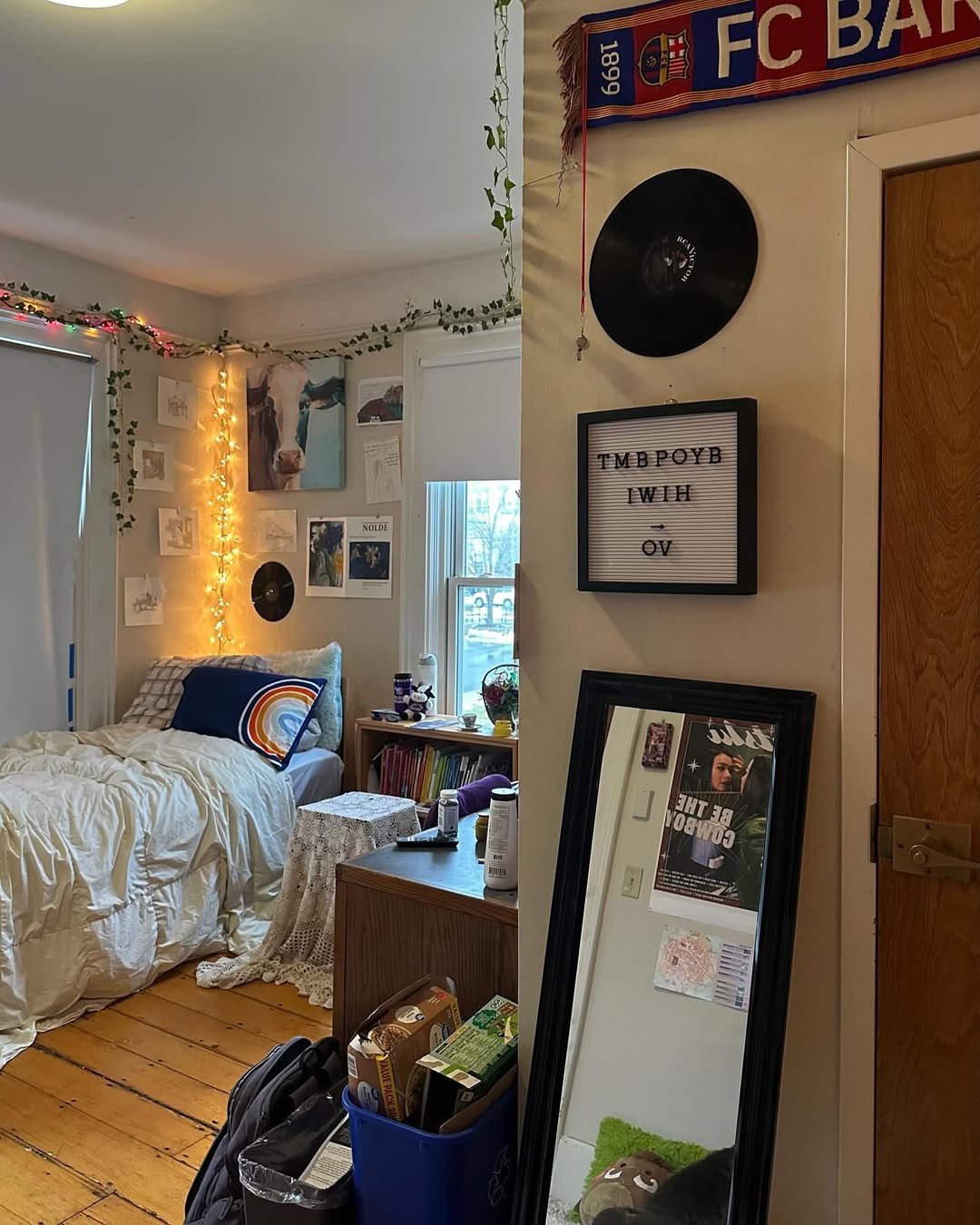 22 Dens With an Eclectic Vinyl Theme