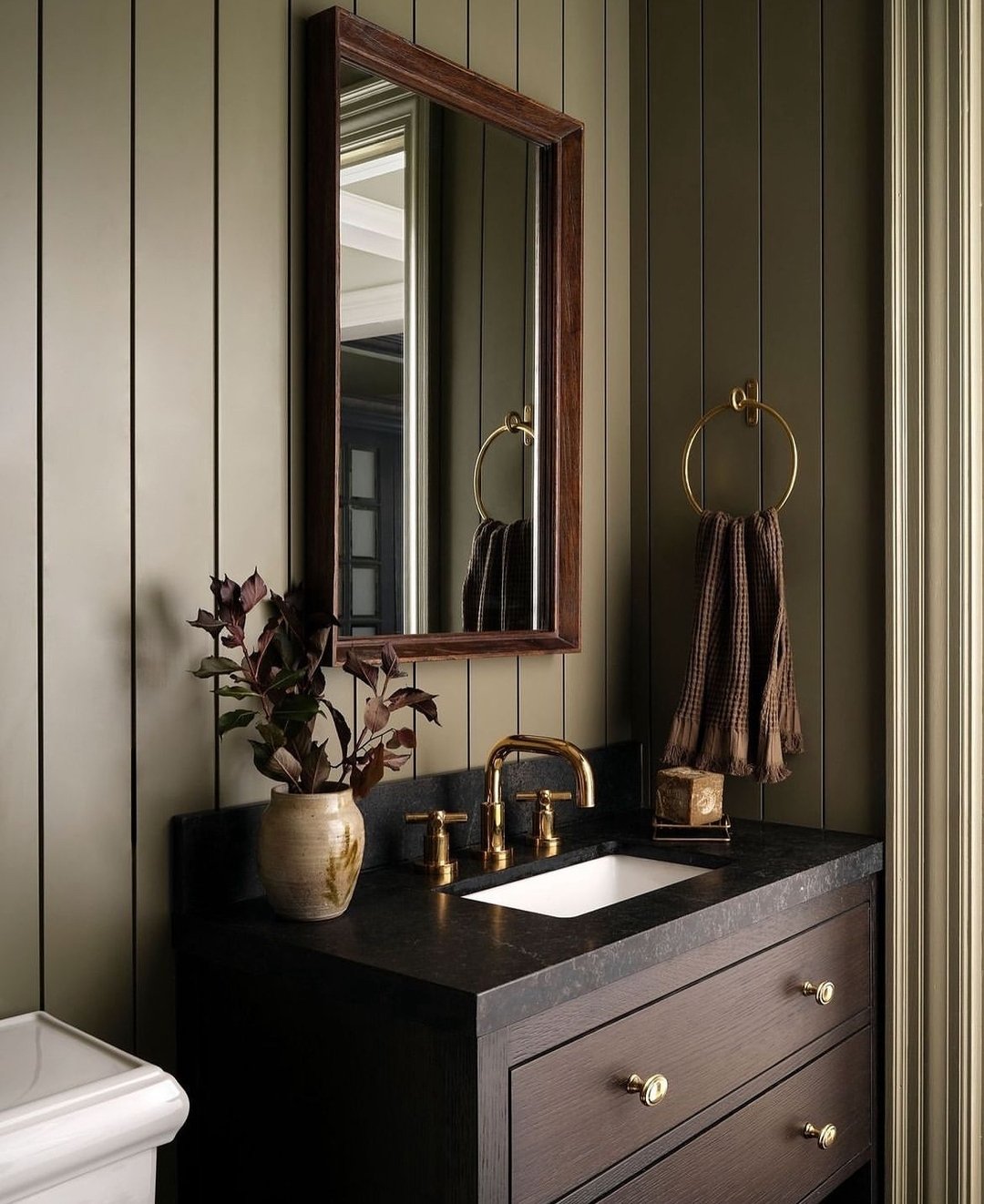 22 Earthy Paneling Ideas