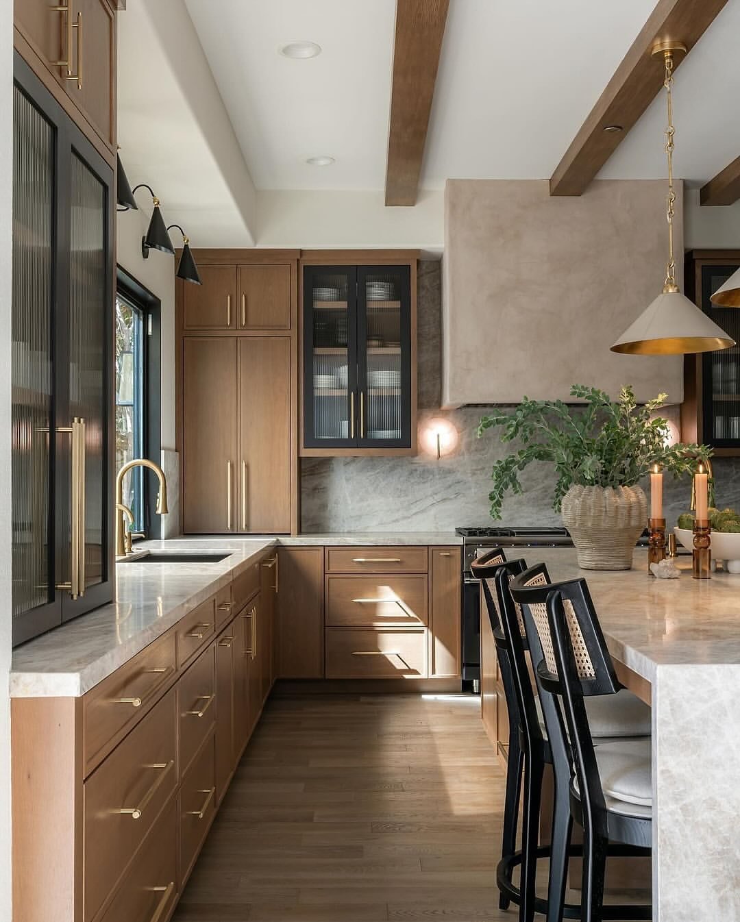 23 Modern Kitchen with Warm Contrast