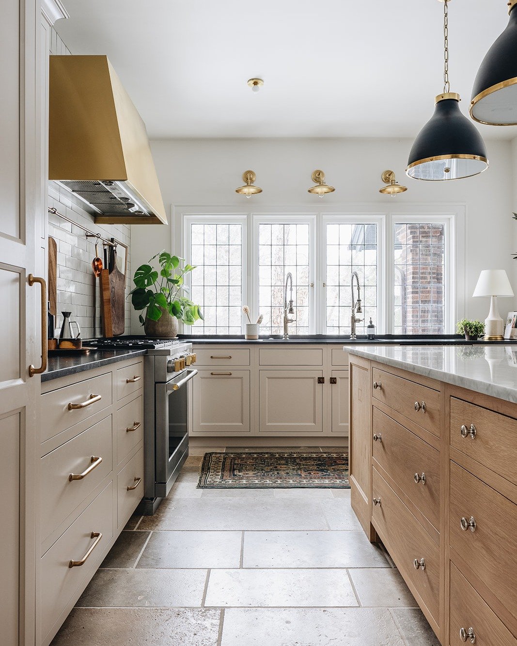 25 Tailored Kitchen Contrast