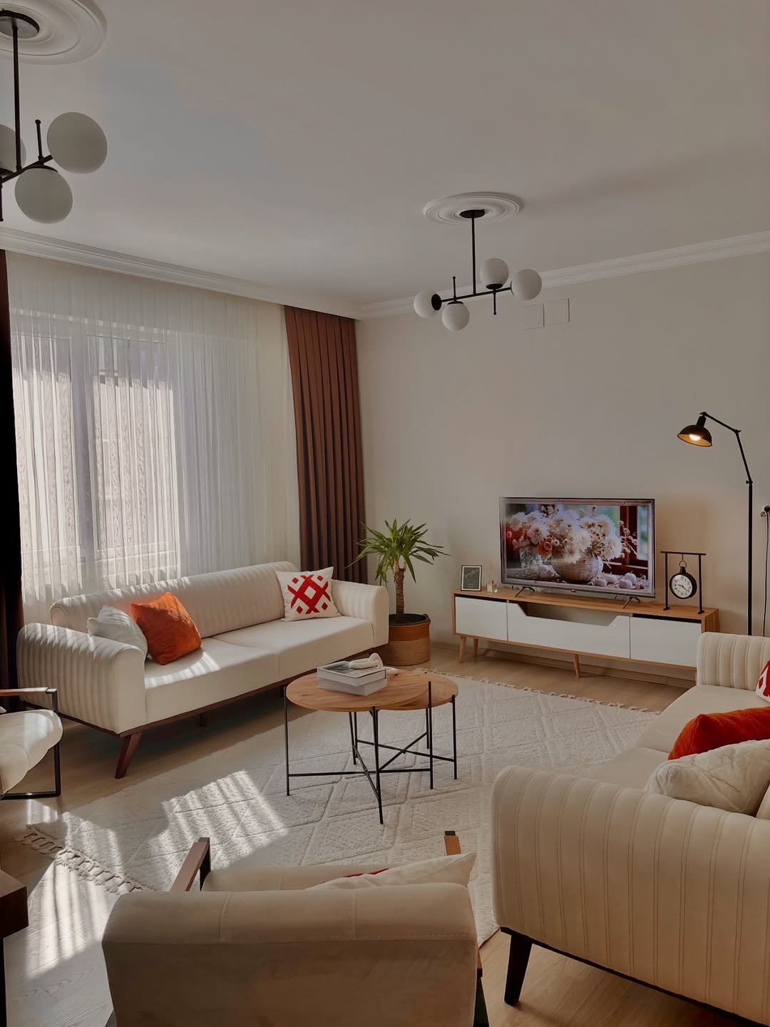 26 Mid-Century Rooms with Natural Light