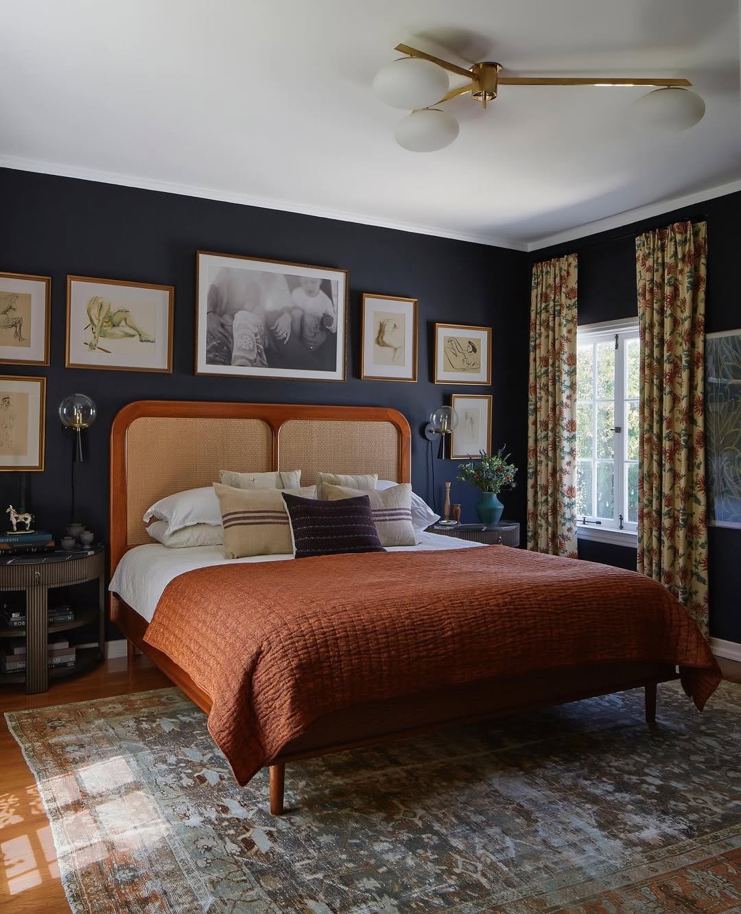 27 Gallery Wall in Navy