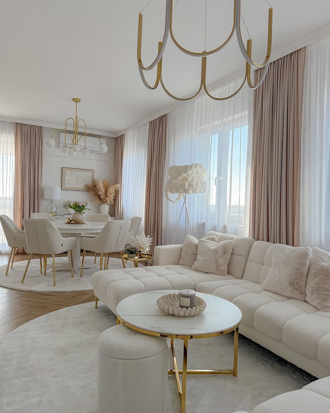 4 Cream Softness with Gold Accents