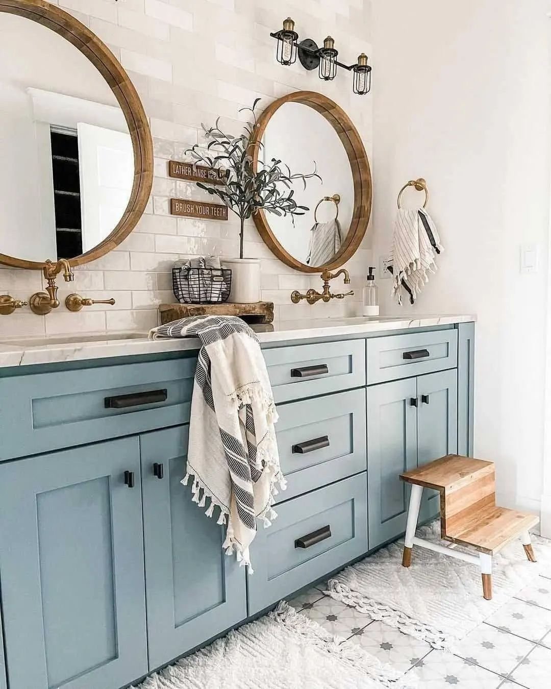 4 Soft Bright Farmhouse Bathroom Ideas