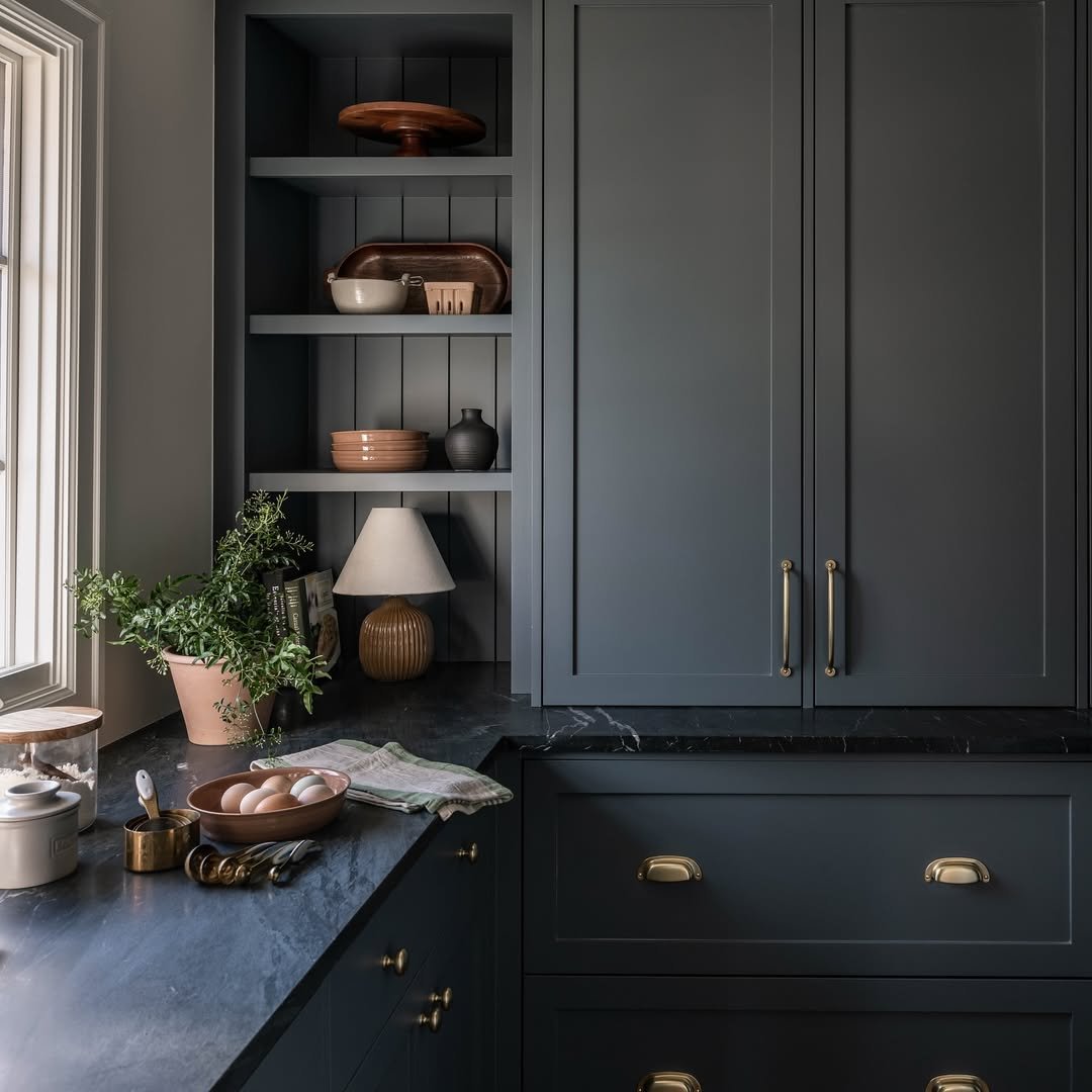 6 High-Contrast Black and White Kitchens with a Modern Look