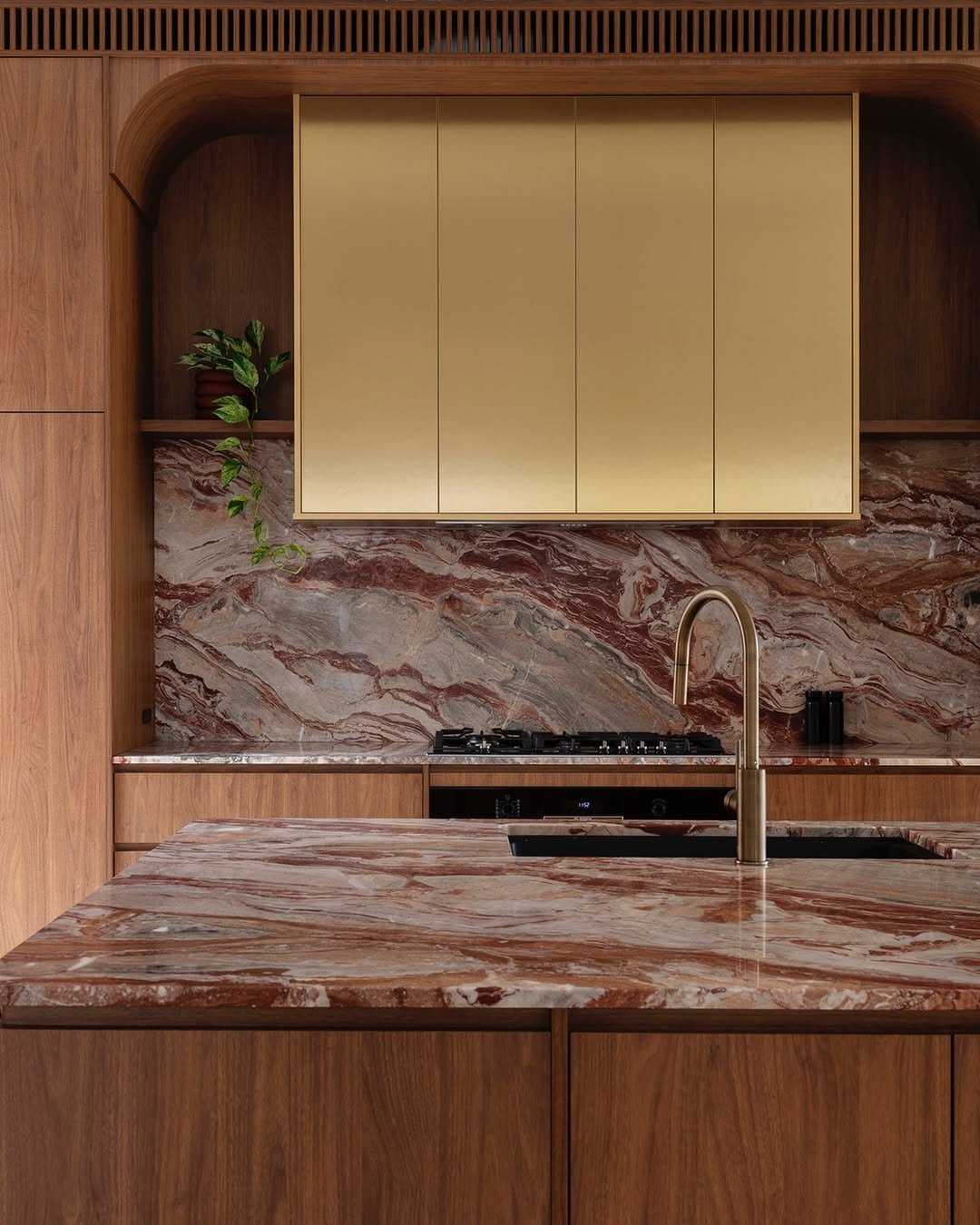 6 Rich Stone and Wood Kitchen Design