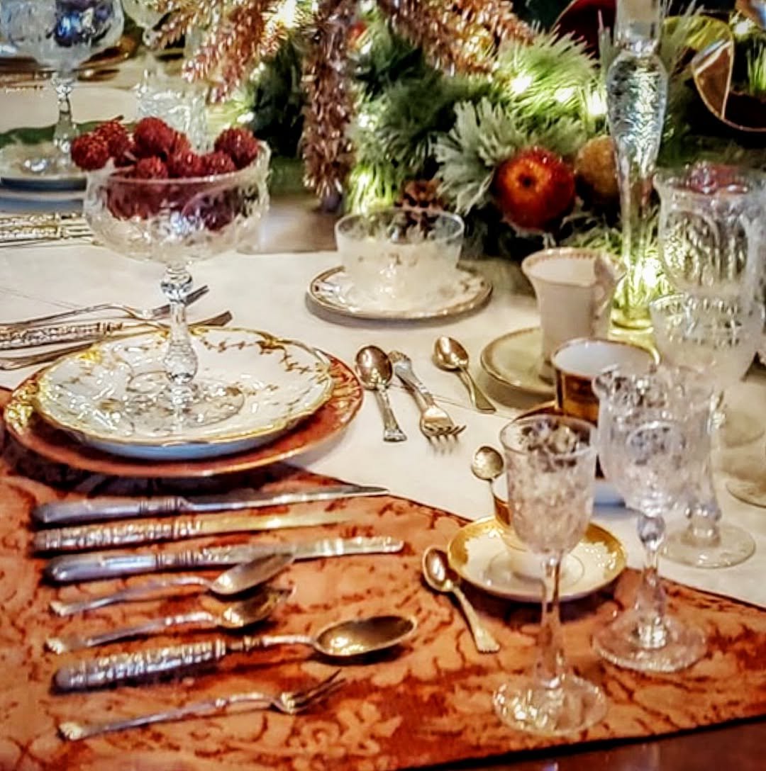 6 Vintage Romantic Holiday Table Setting