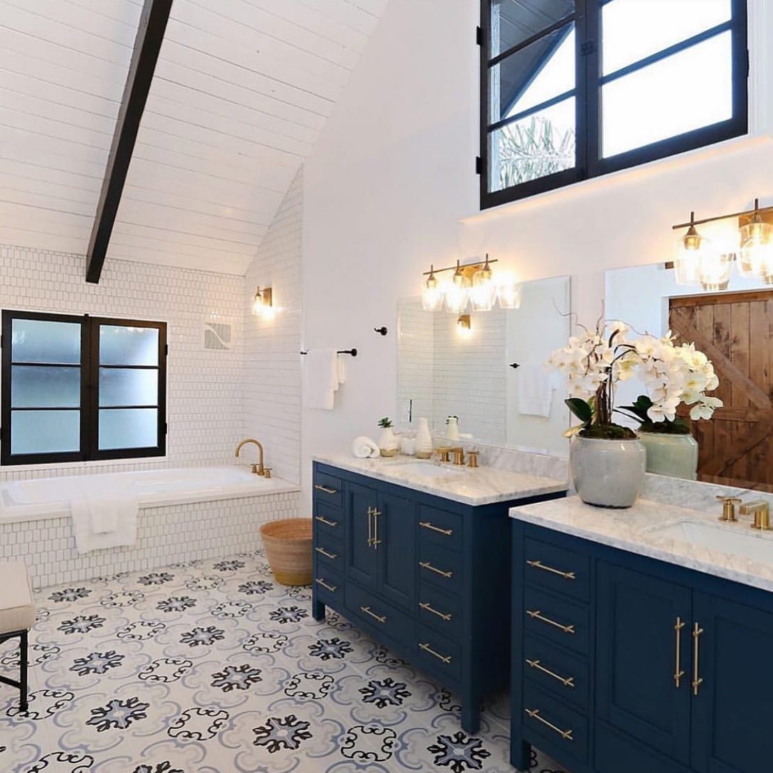 7 Light and Reflection Bathroom Tile Ideas
