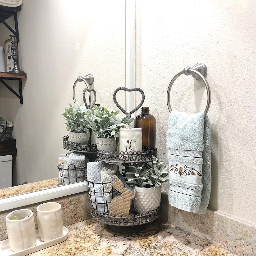 7 Vanity Decor in Soft Green for a Calm Look