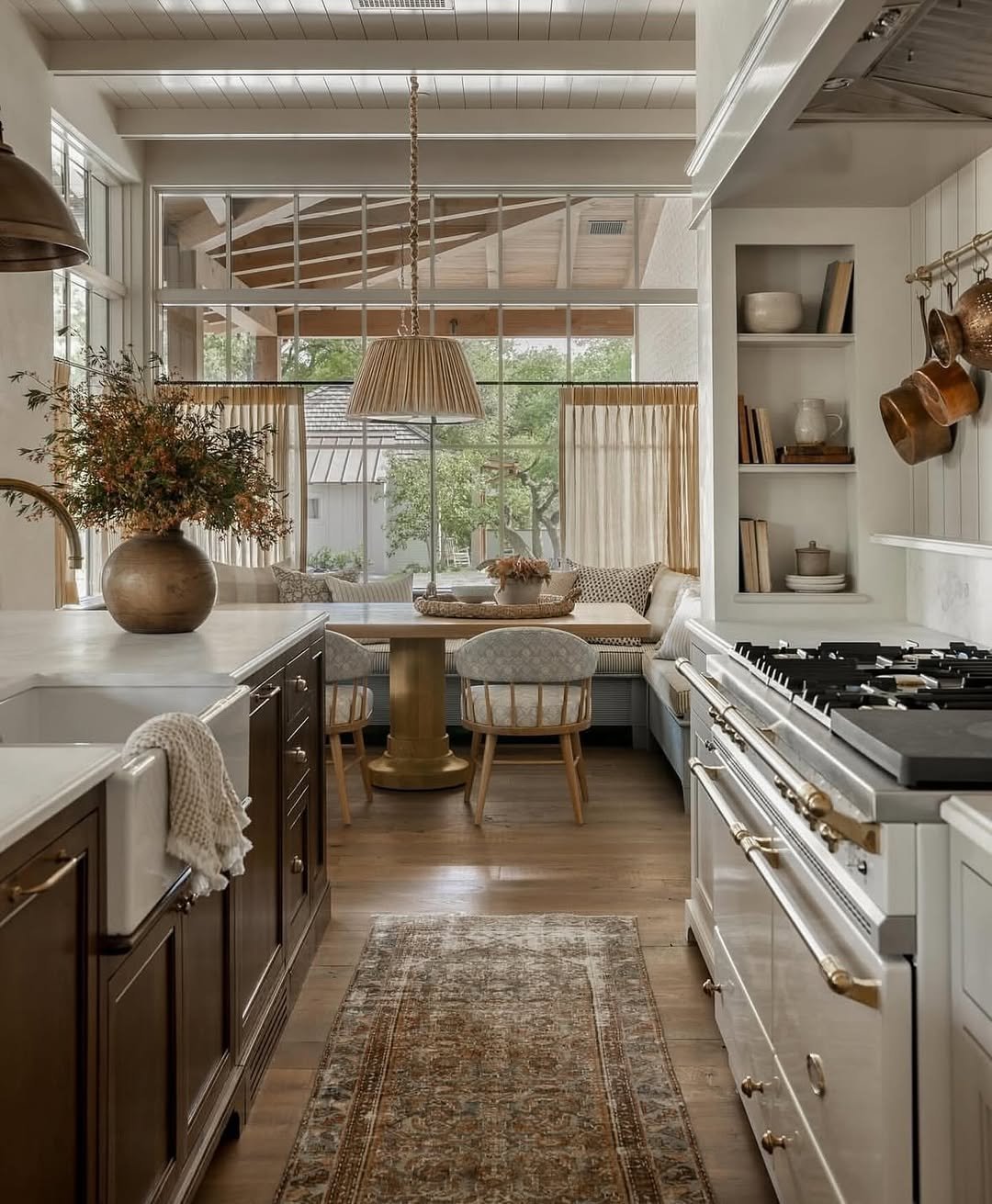 8 Kitchen Dining Areas for Rustic Gatherings