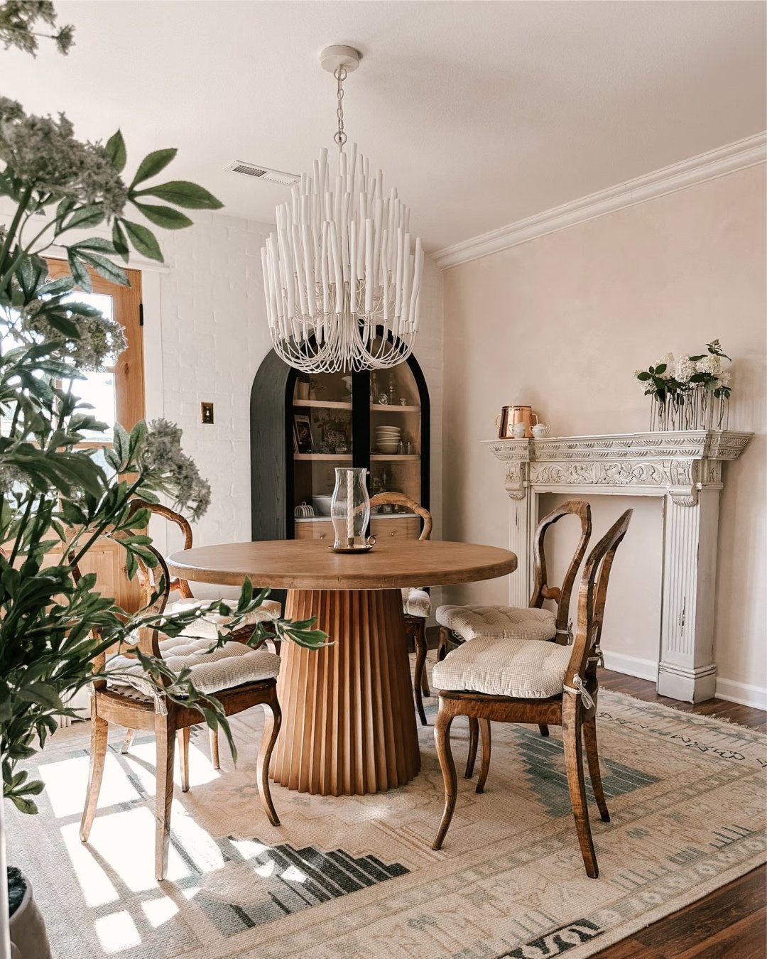 9 Vintage Romance Dining Rooms
