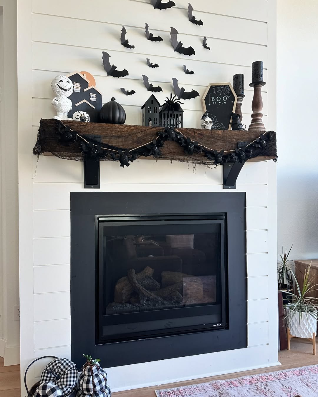 Bat Mantel Decor With a Flight Effect