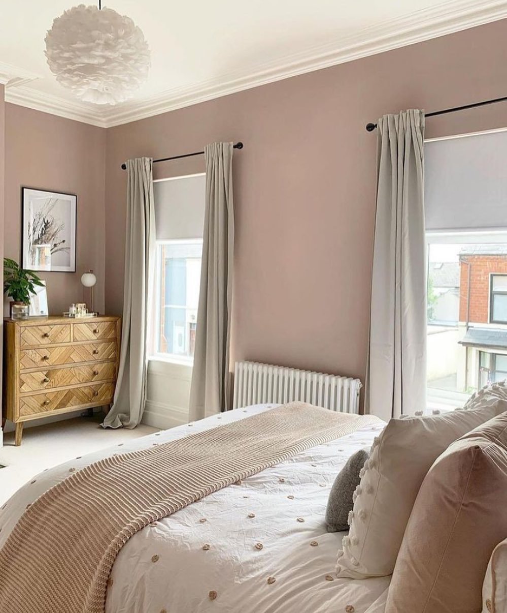 Bedroom in mauve for a period 3