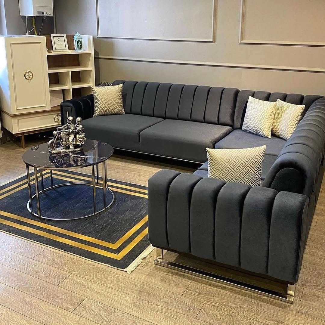 Bold Lines Bring Luxe Drama in 22