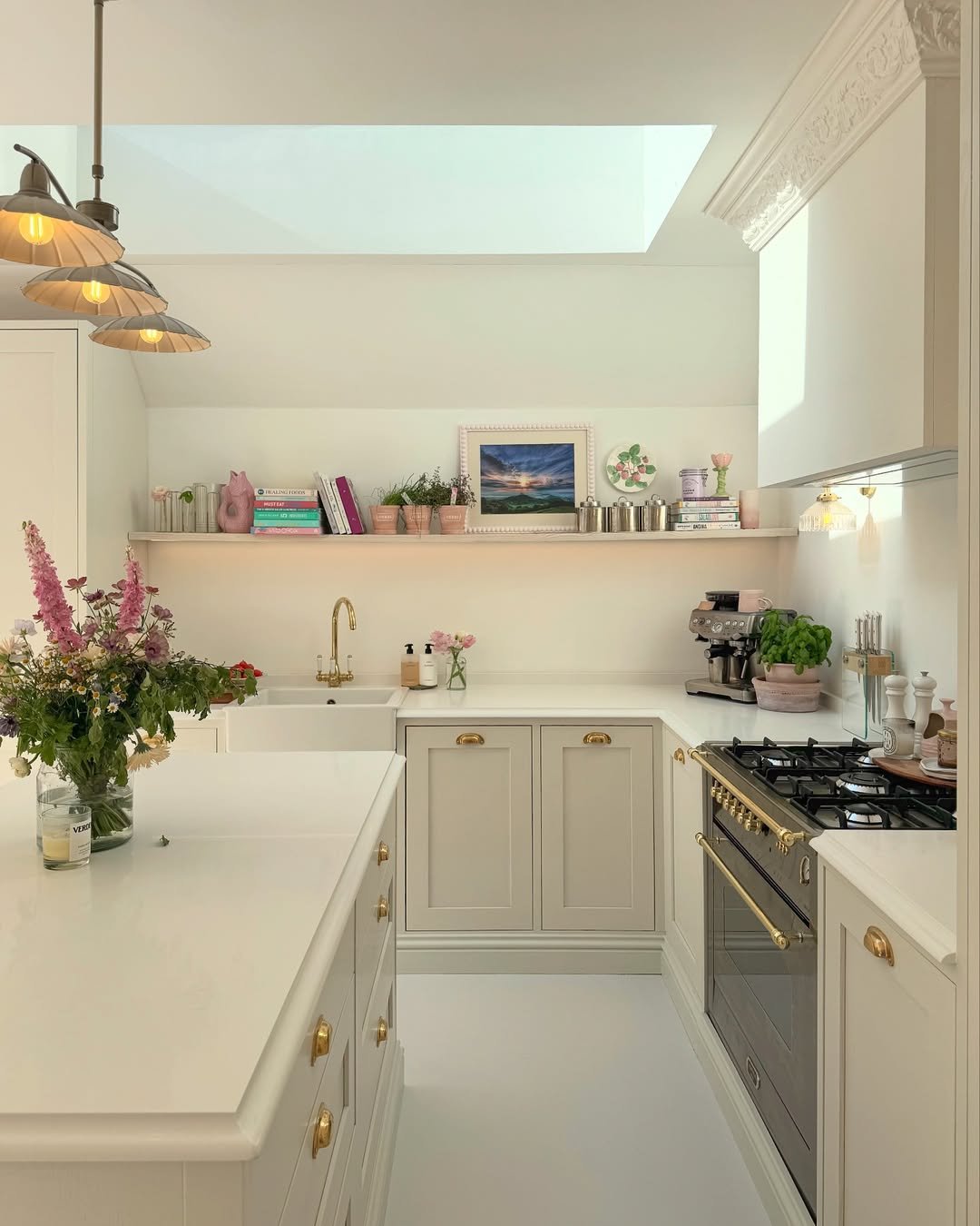 Cottage kitchen with a minimal cream look