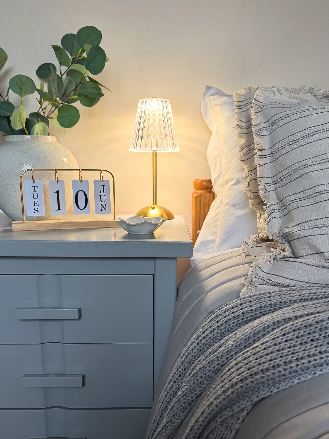 Country Oak Bedroom Warmth