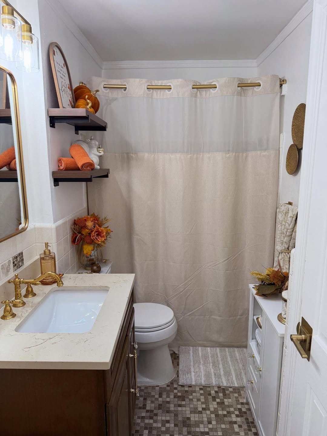 Cozy Autumn Touches in a Neutral Bath