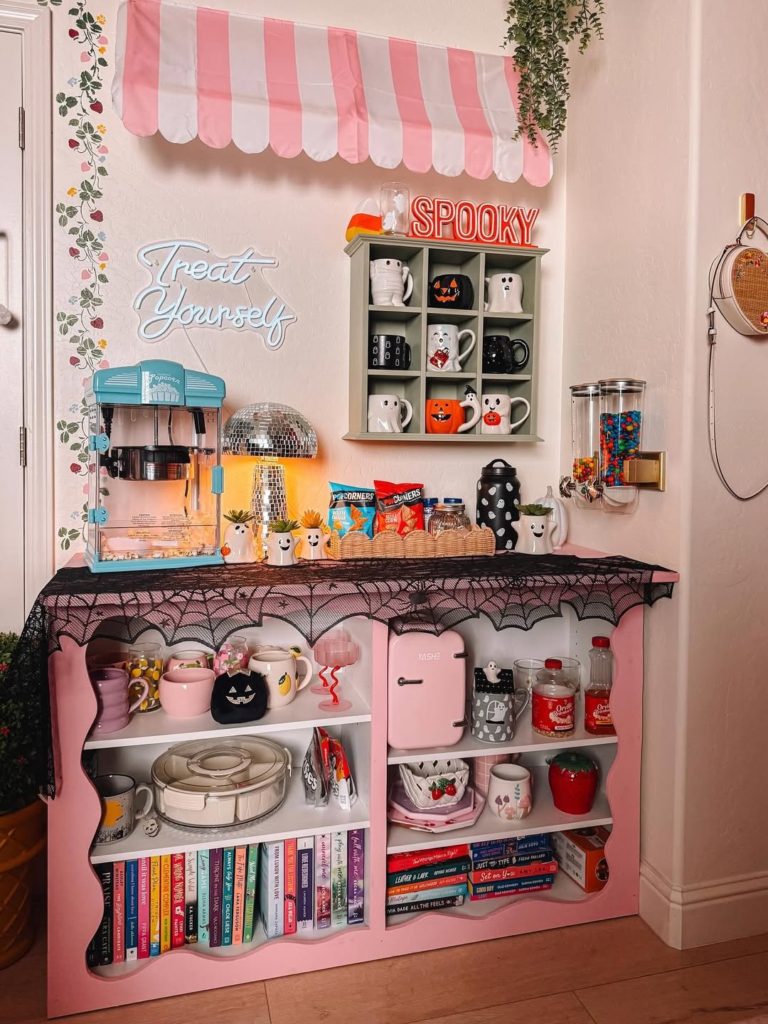 Decorative Mug Storage
