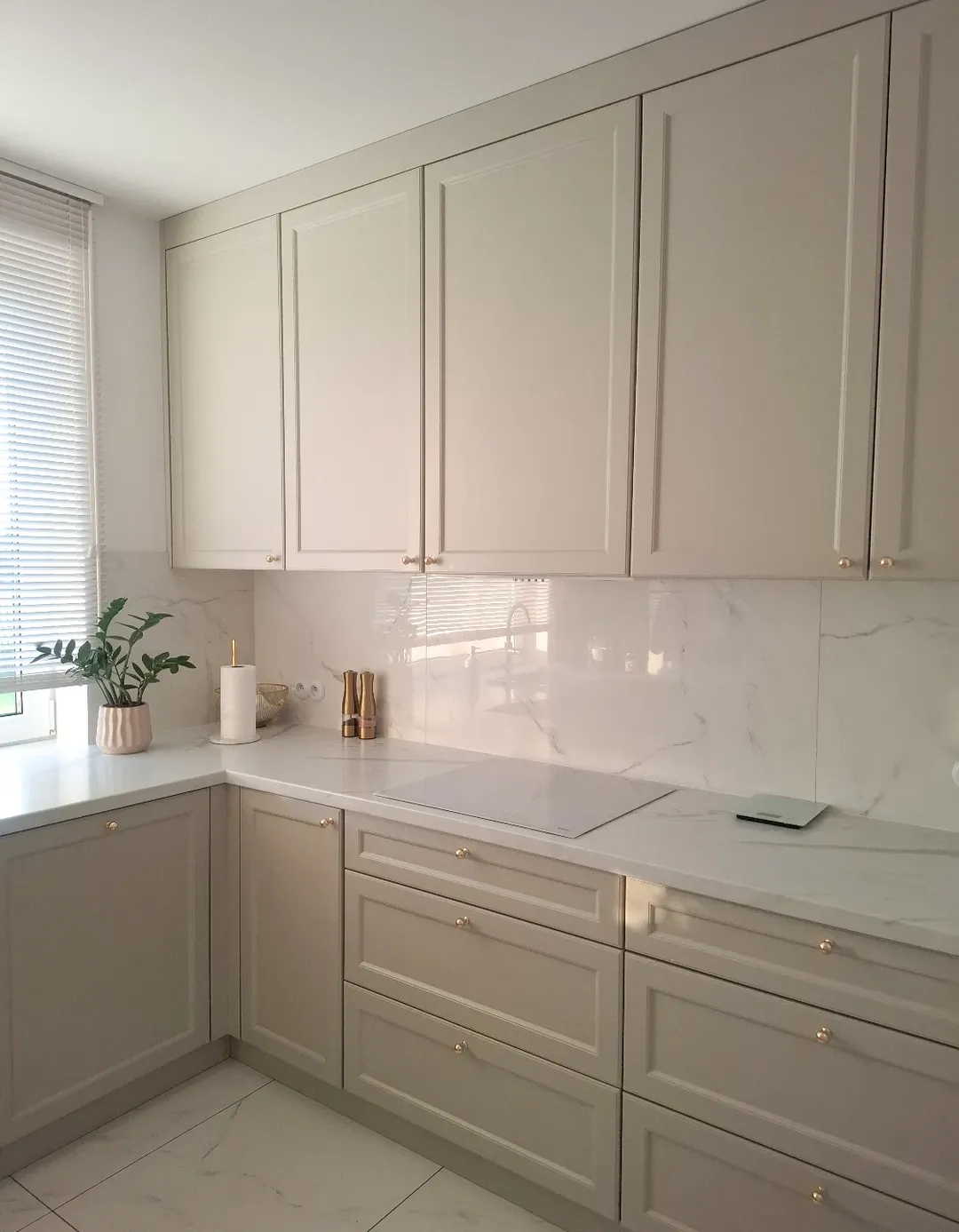 Gold Knobs on a Classic Beige Kitchen