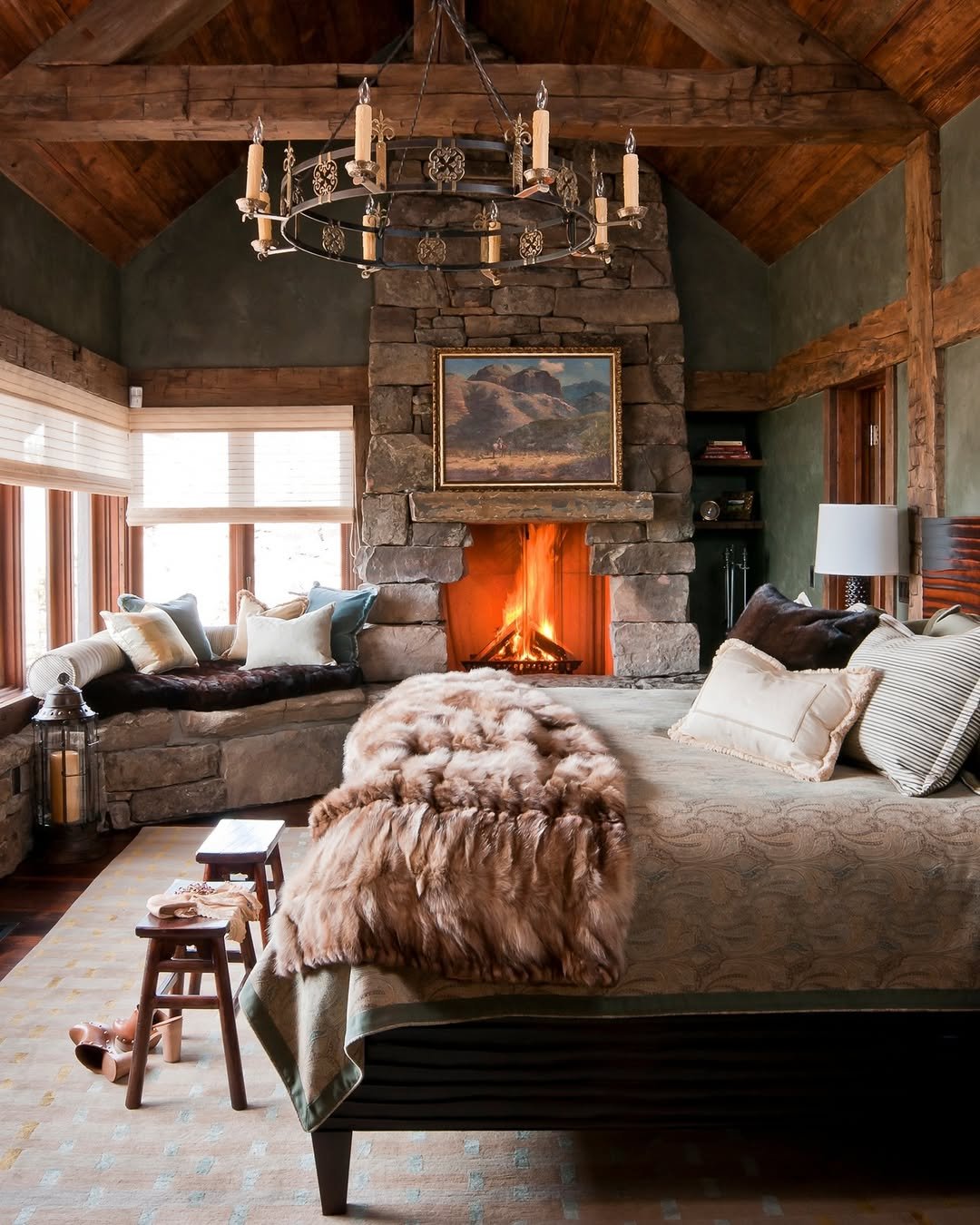 Grand Rustic Lodge Room