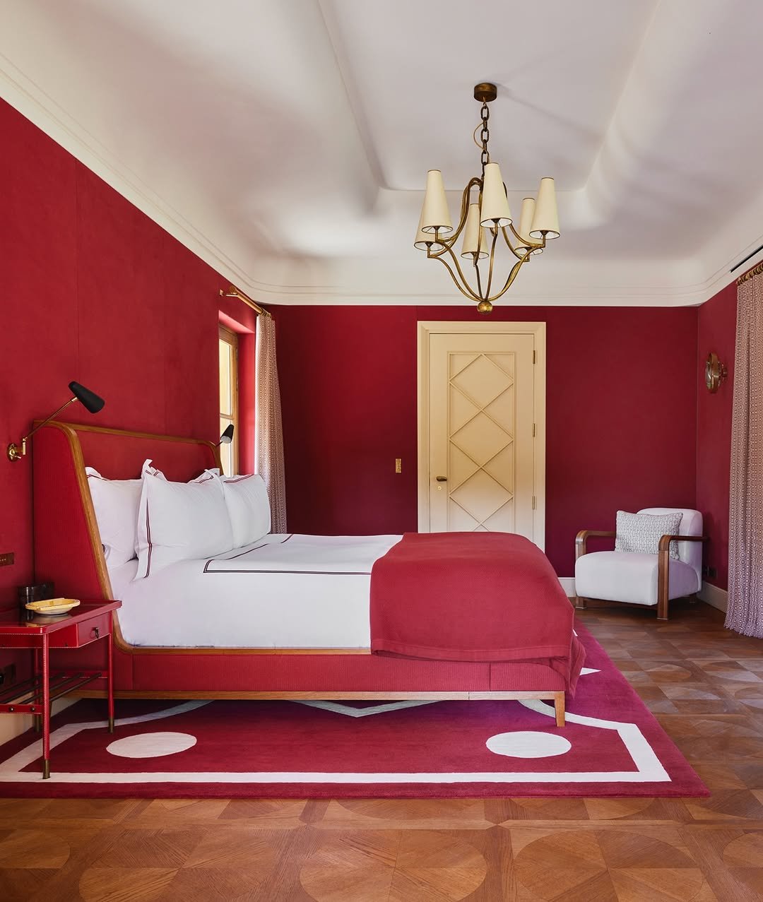 Hotel Suite in Claret