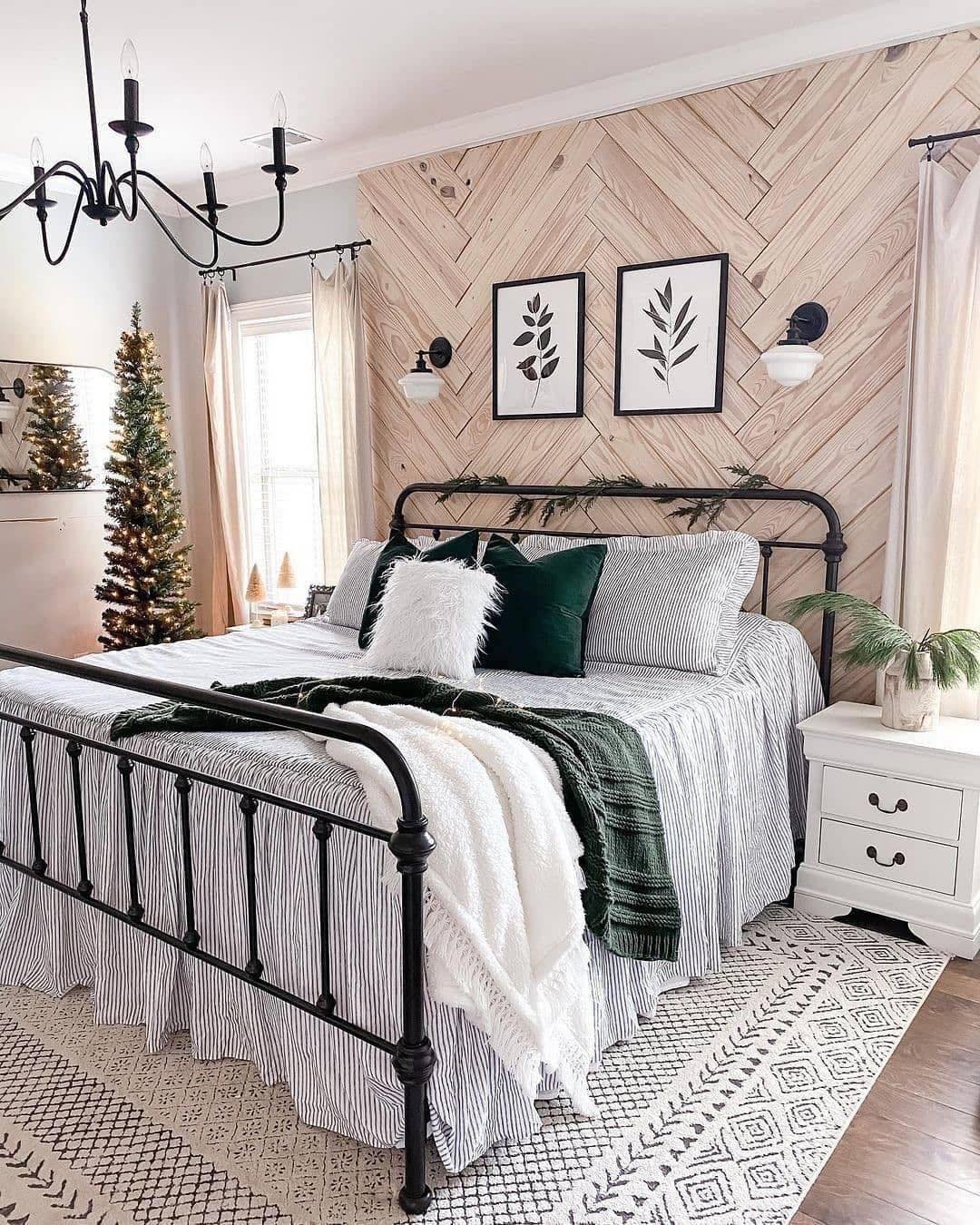 Iron Bed in Wintergreen