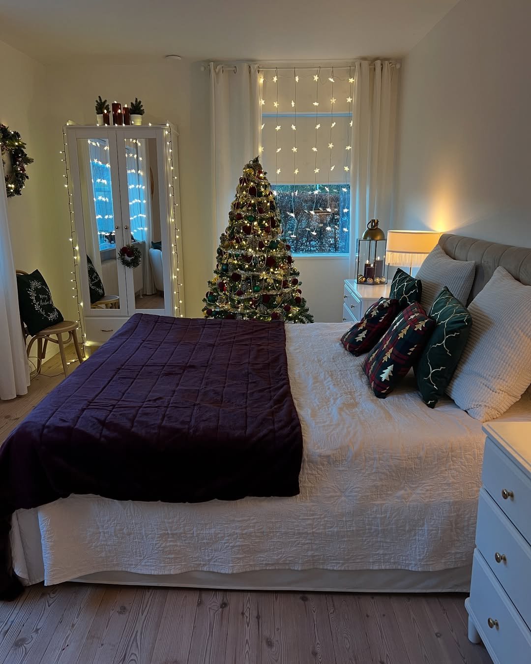 Minimal Holiday Style with a Gentle Glow