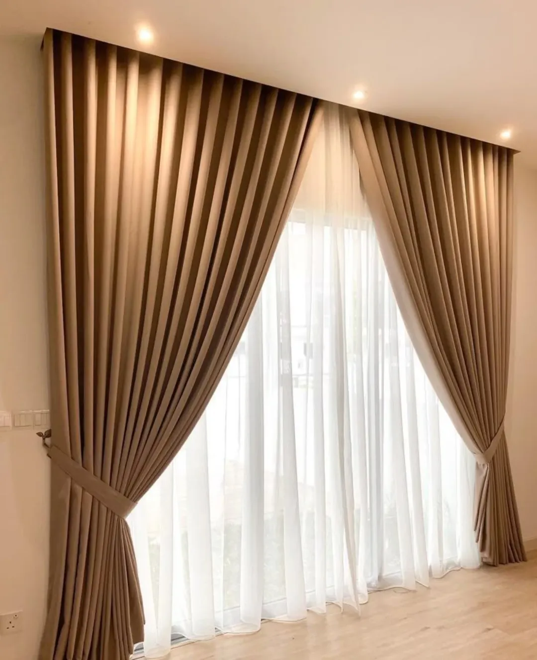 Mocha Drape with Lower-Third Tieback