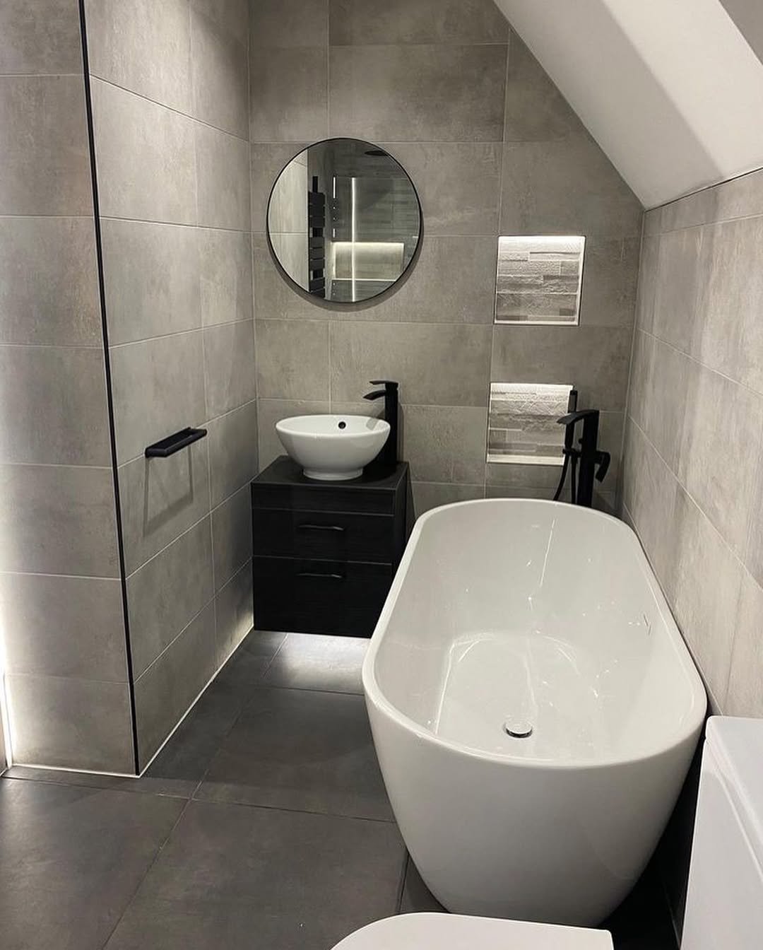 Moody Corner Bathroom 4