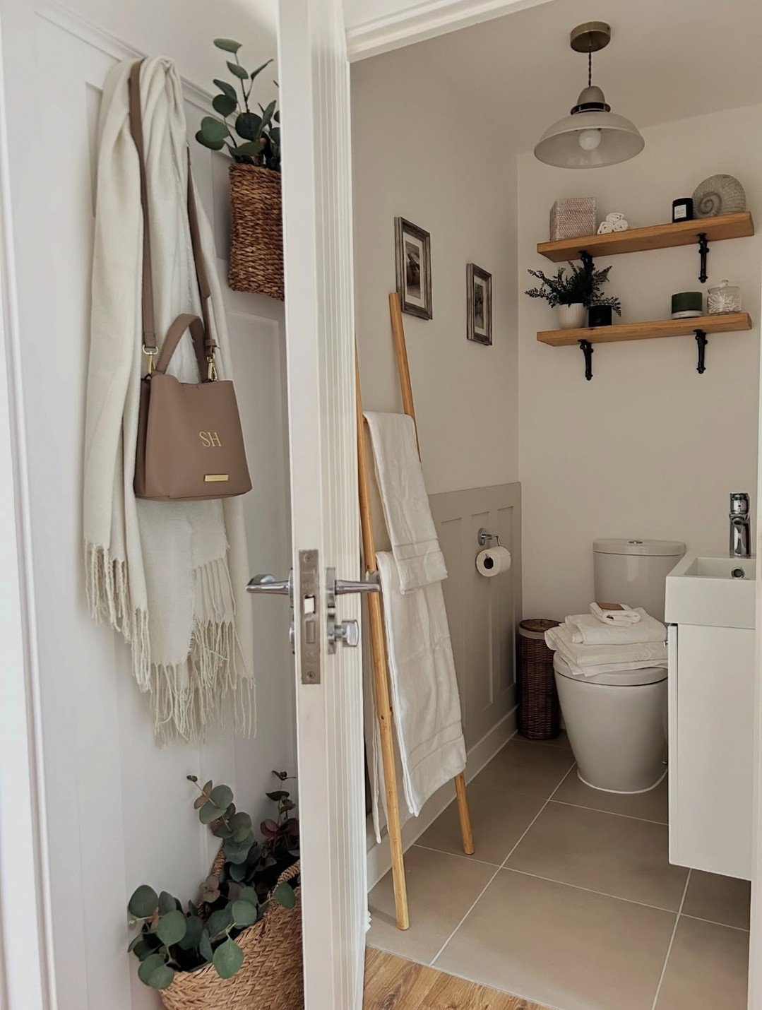 Small Space Warm Bathroom Shelf Styling 7
