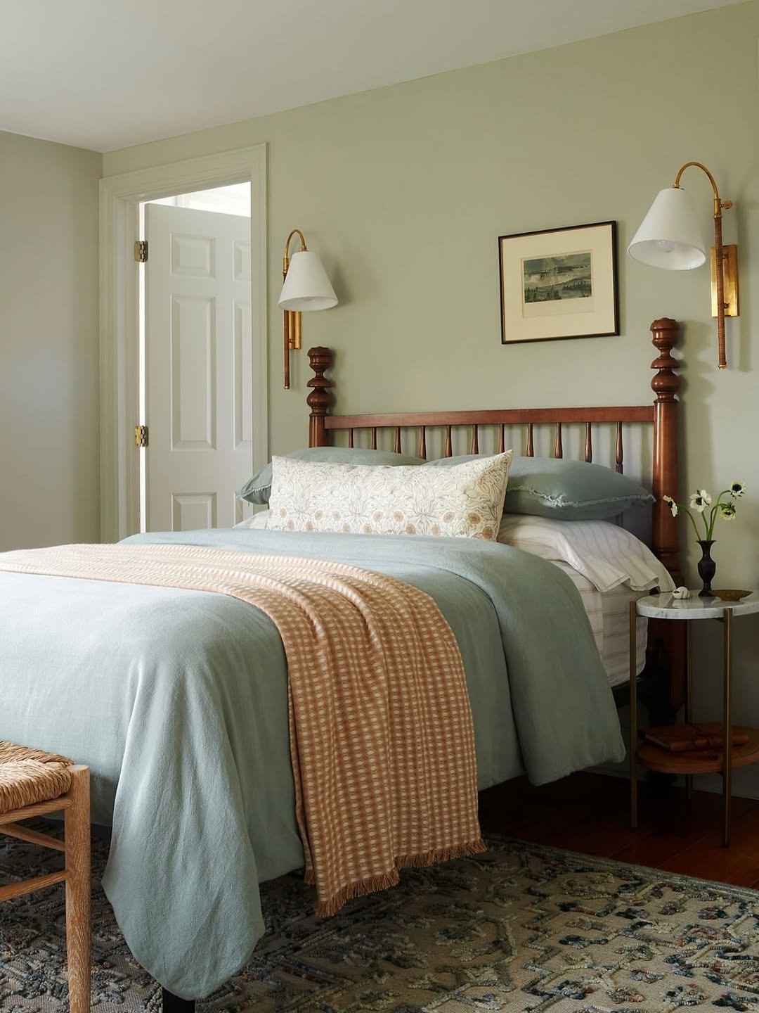 Spindle bed in sage