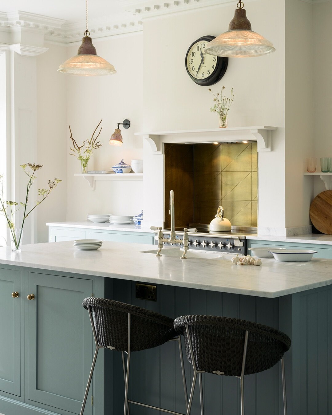 Teal Island and Brass Splashback in a Painted Arch