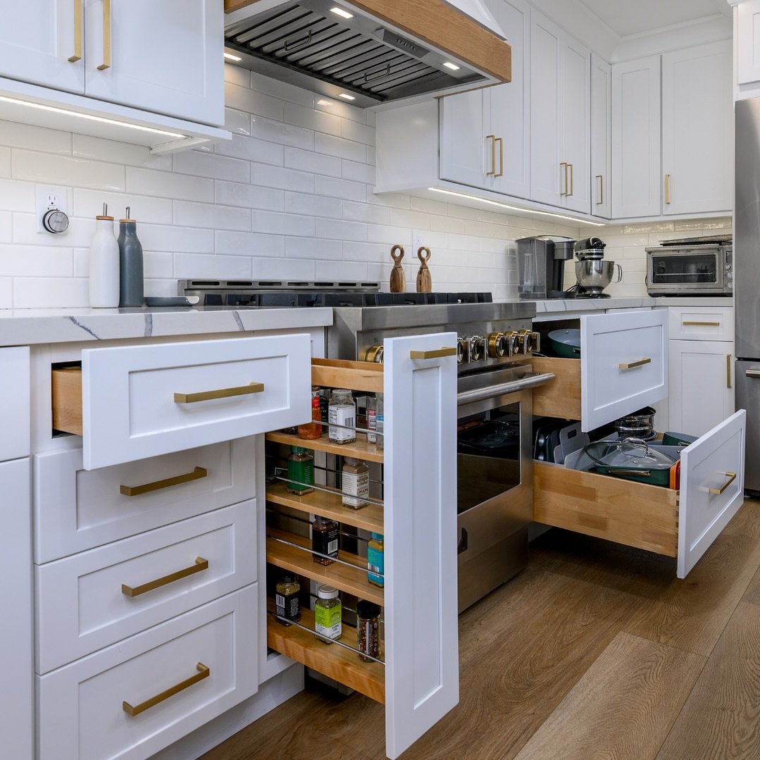 Three Simultaneous Drawers Around a Professional Range